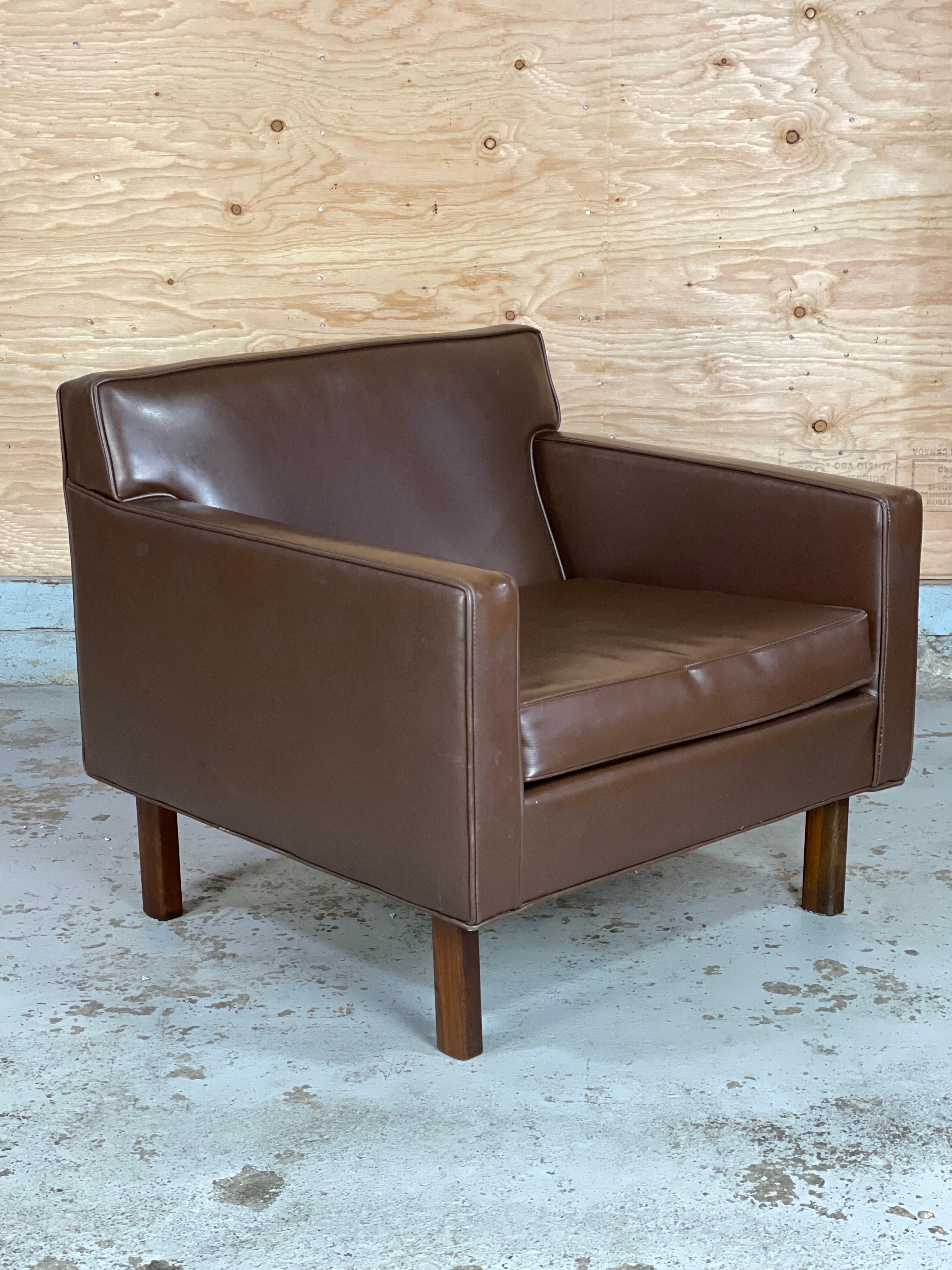 Nice low-profile Jens Risom style lounge chair. Original Naugahyde has wear. Please see pictures.
*Please message for a lower cost shipping quote with your zip code. 