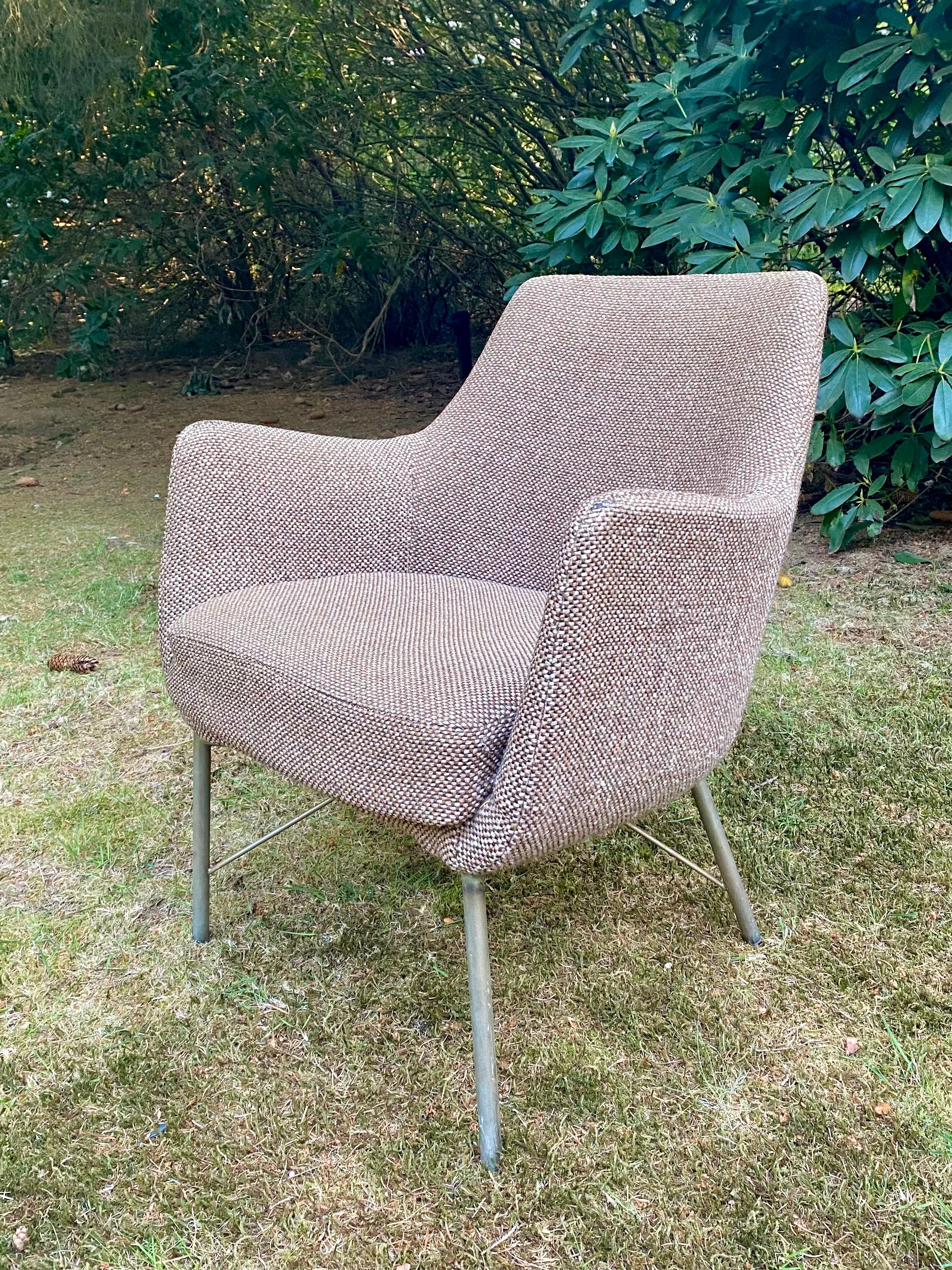 Mid-Century Modern ounge chair, easy chair or armchair, Designed by Karl Erik Ekselius for Pastoe. The chair features the original mixed Brown woolen upholstery which shows some wear to the corners and the Original Chrome base. One leg welded, but