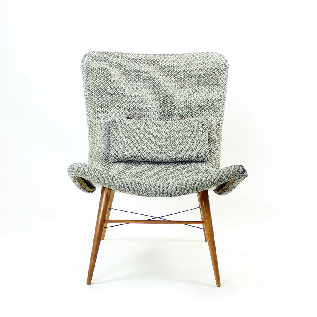 Iconinc midcentury design lounge chair by Miroslav Navratil, produced by Cesky Nabytek in Czechoslovakia in 1959. Part of the original sticker visible.The model was designed for Trienalle in Milano where the Czechoslovakian designers scored gold