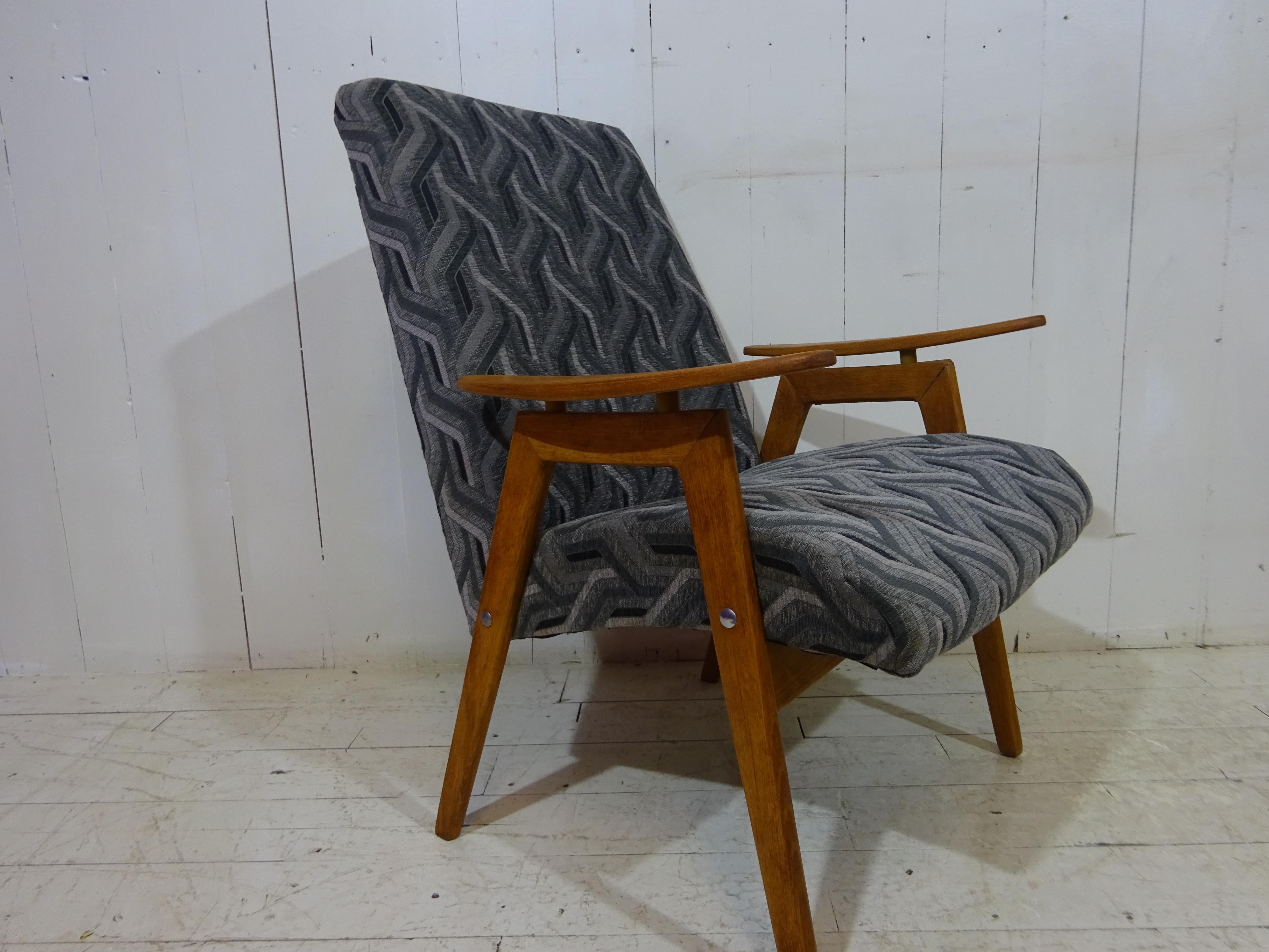 Chaise longue Smidek 
 
Découvrez le mélange parfait entre le design du milieu du siècle et l'artisanat moderne avec notre chaise longue Smidek, retapissée dans un superbe tissu géométrique par The Rare Chair Company, votre artisan restaurateur de