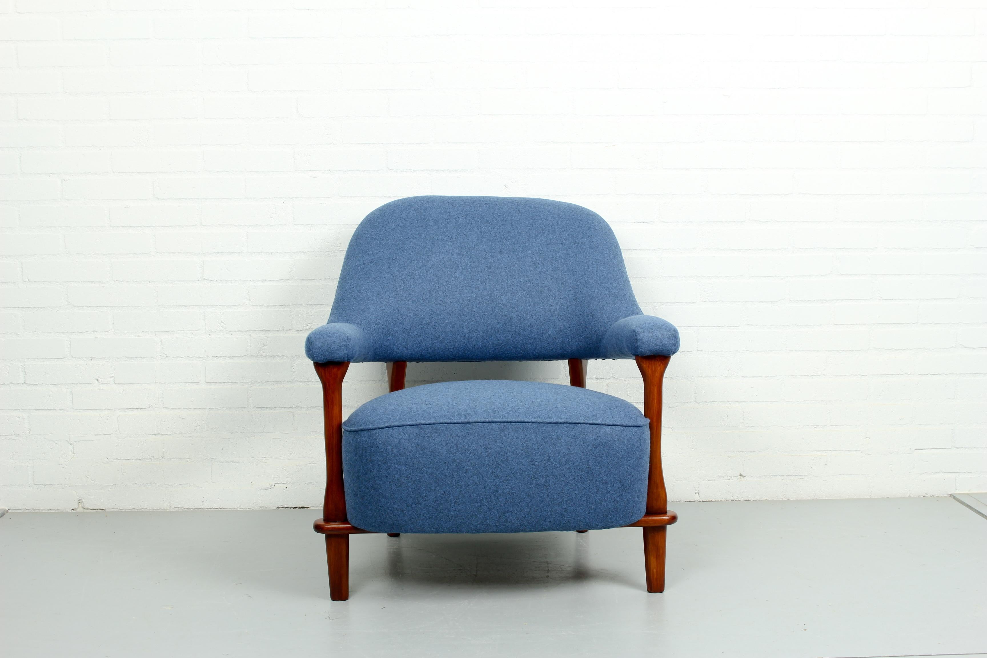 This lounge chair was designed by the renowned Dutch designer Theo Ruth for Artifort. This armchair is one of his early progressive designs made in the 1950s. This lounge chair has been refurbished with a beautiful wool felt in a blue grey melange.