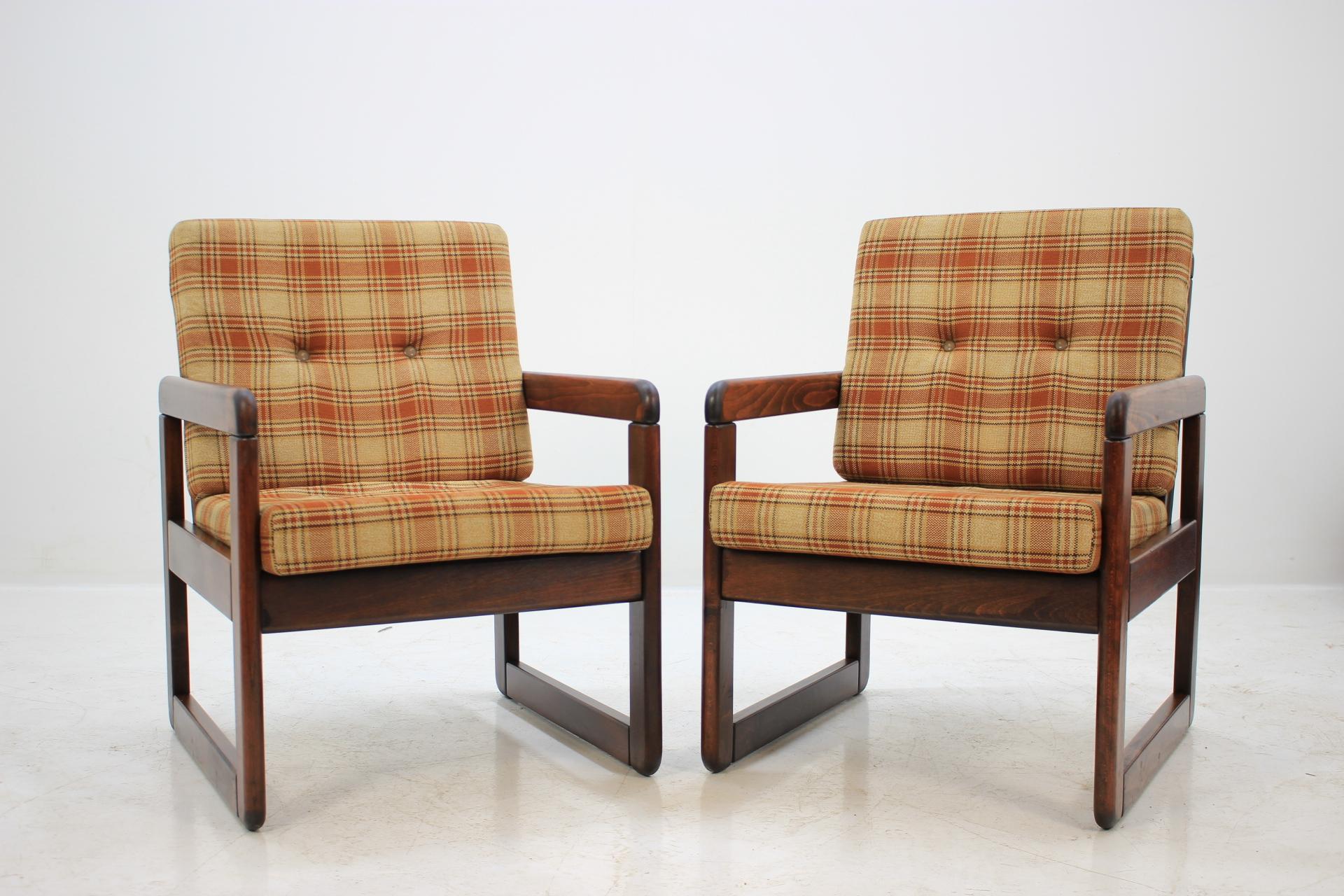 - Made of oakwood
- Quality, fixed Czechoslovakian lounge chairs
- Partially renovated
- Original upholstery
- Very good condition
- Were at the hotel in Prague.
