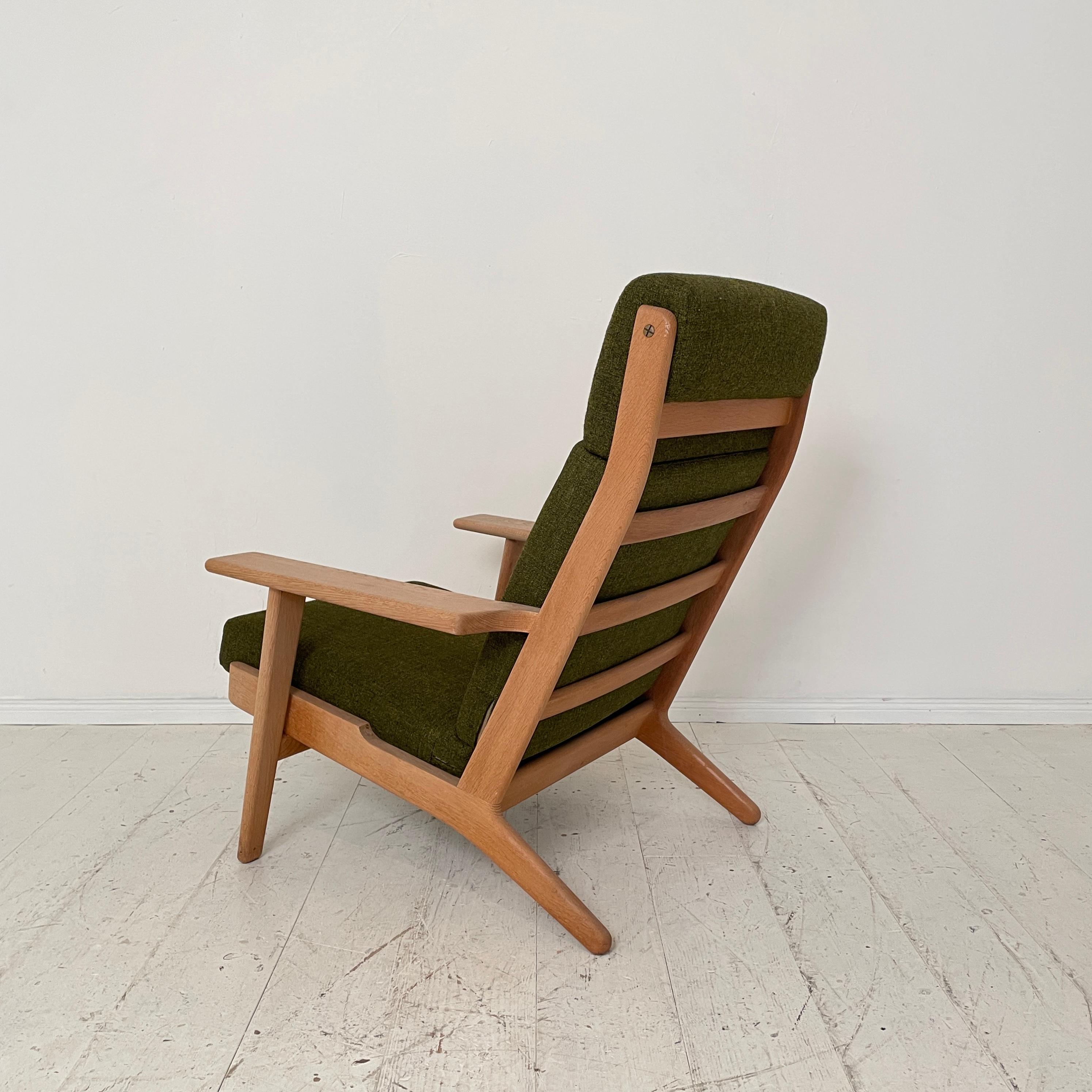 Mid Century Lounge Chair GE290A by Hans J. Wegner for GETAMA in Green Fabric 3