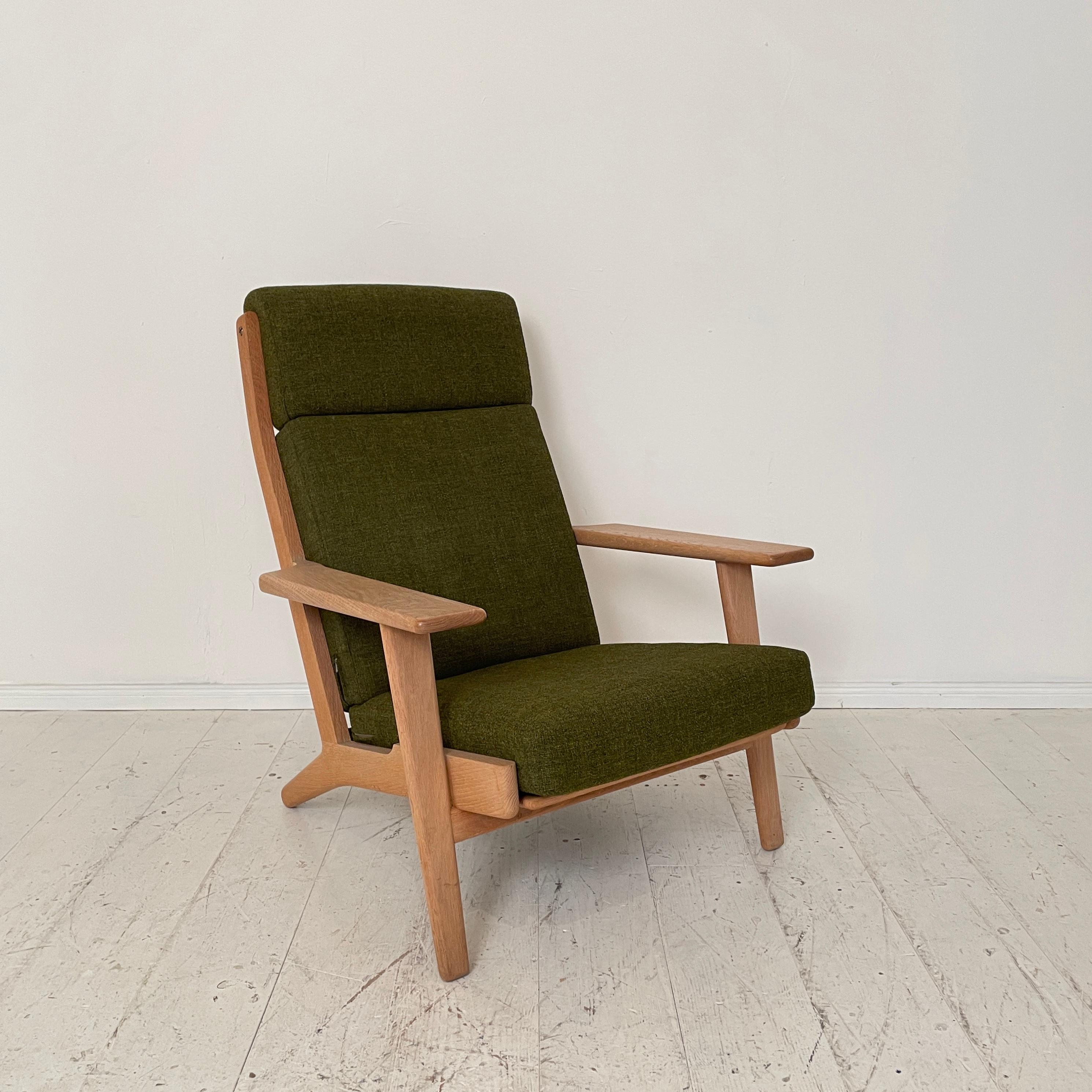 Mid Century Lounge Chair GE290A by Hans J. Wegner for GETAMA in Green Fabric 6
