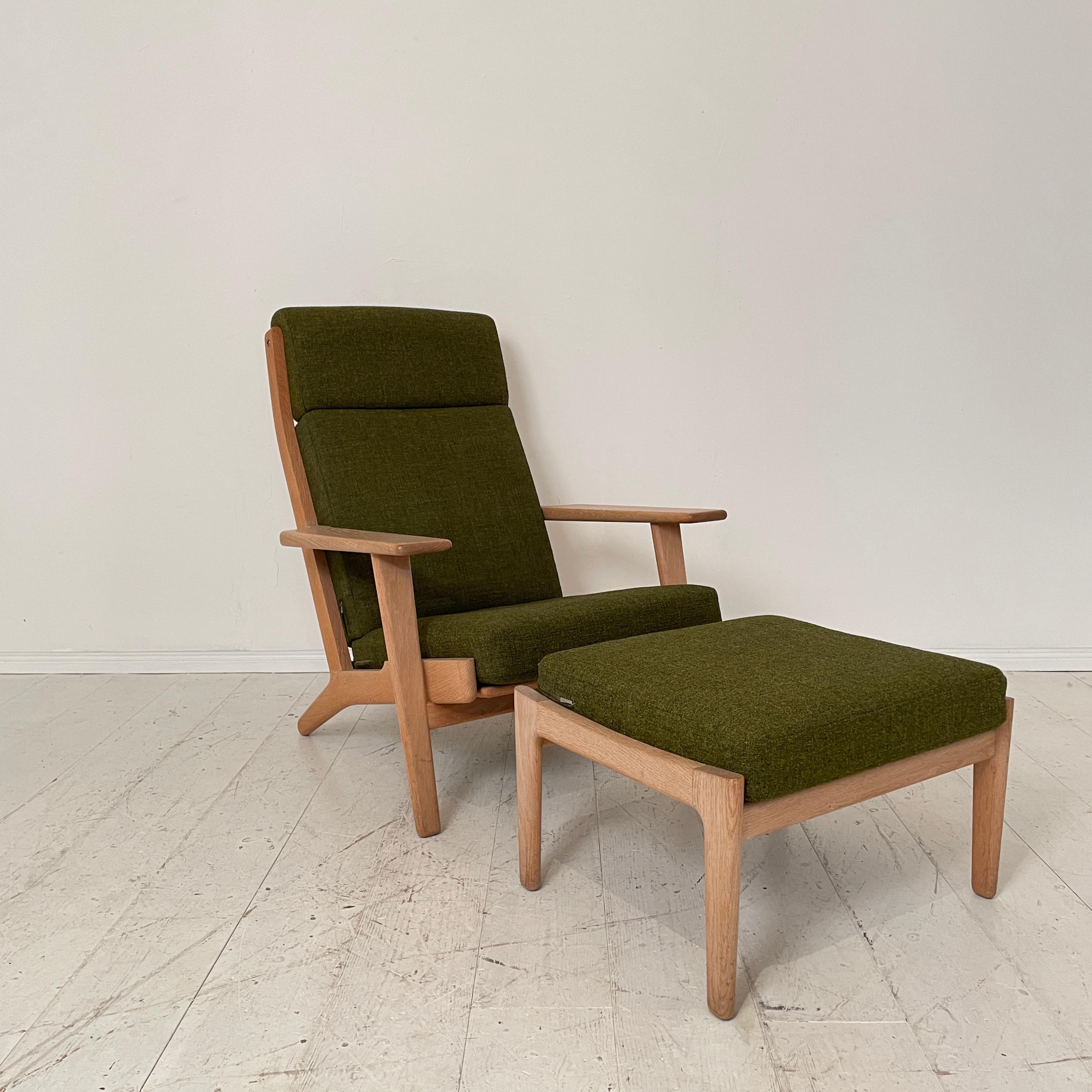 Mid Century Lounge Chair GE290A by Hans J. Wegner for GETAMA in Green Fabric 7