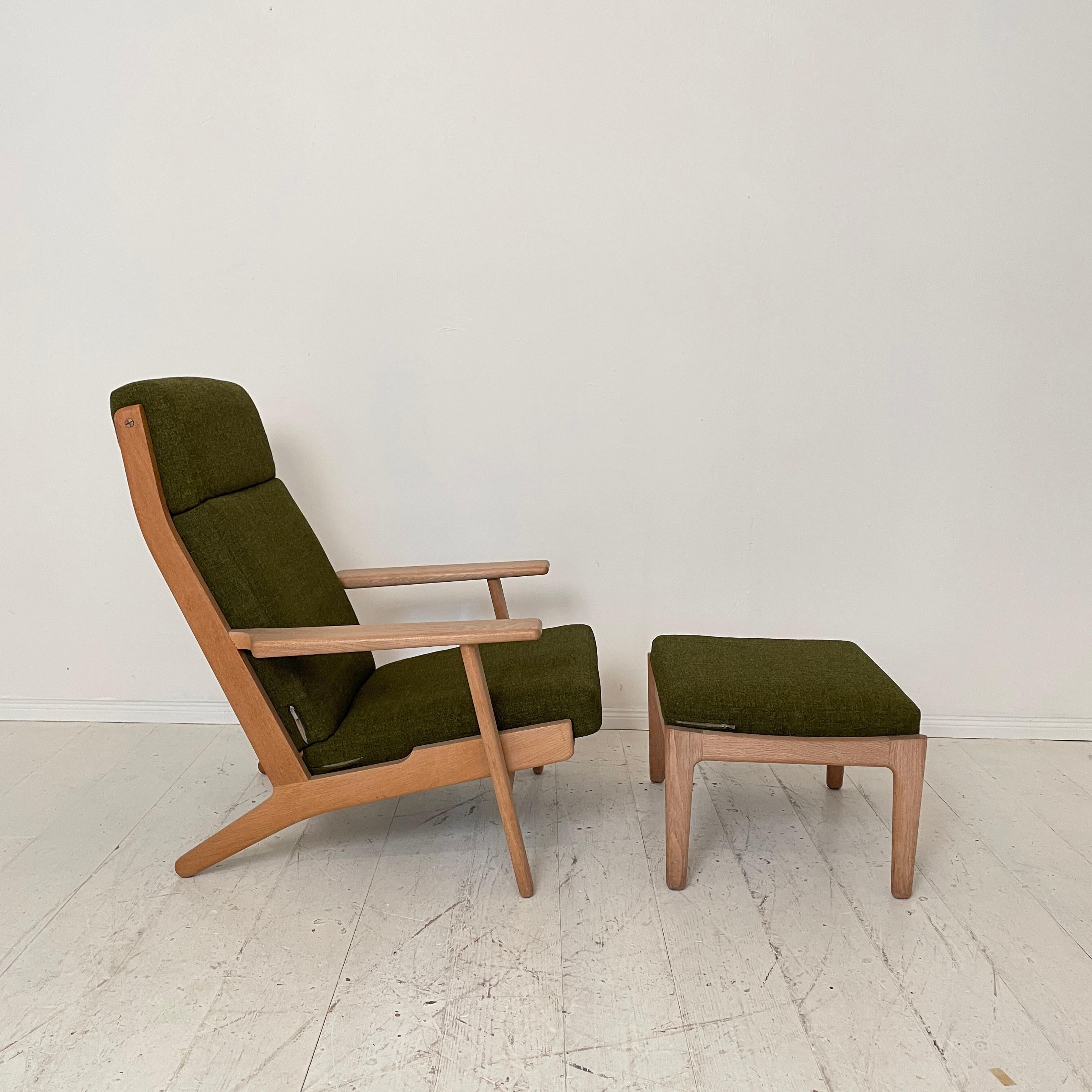 This Mid Century lounge chair with ottoman GE290A by Hans J. Wegner for GETAMA was made in the 1970s.
The chair remains it original green wool fabric which is in fantastic condition as well as the oak chair and oak ottoman.
It is stamped