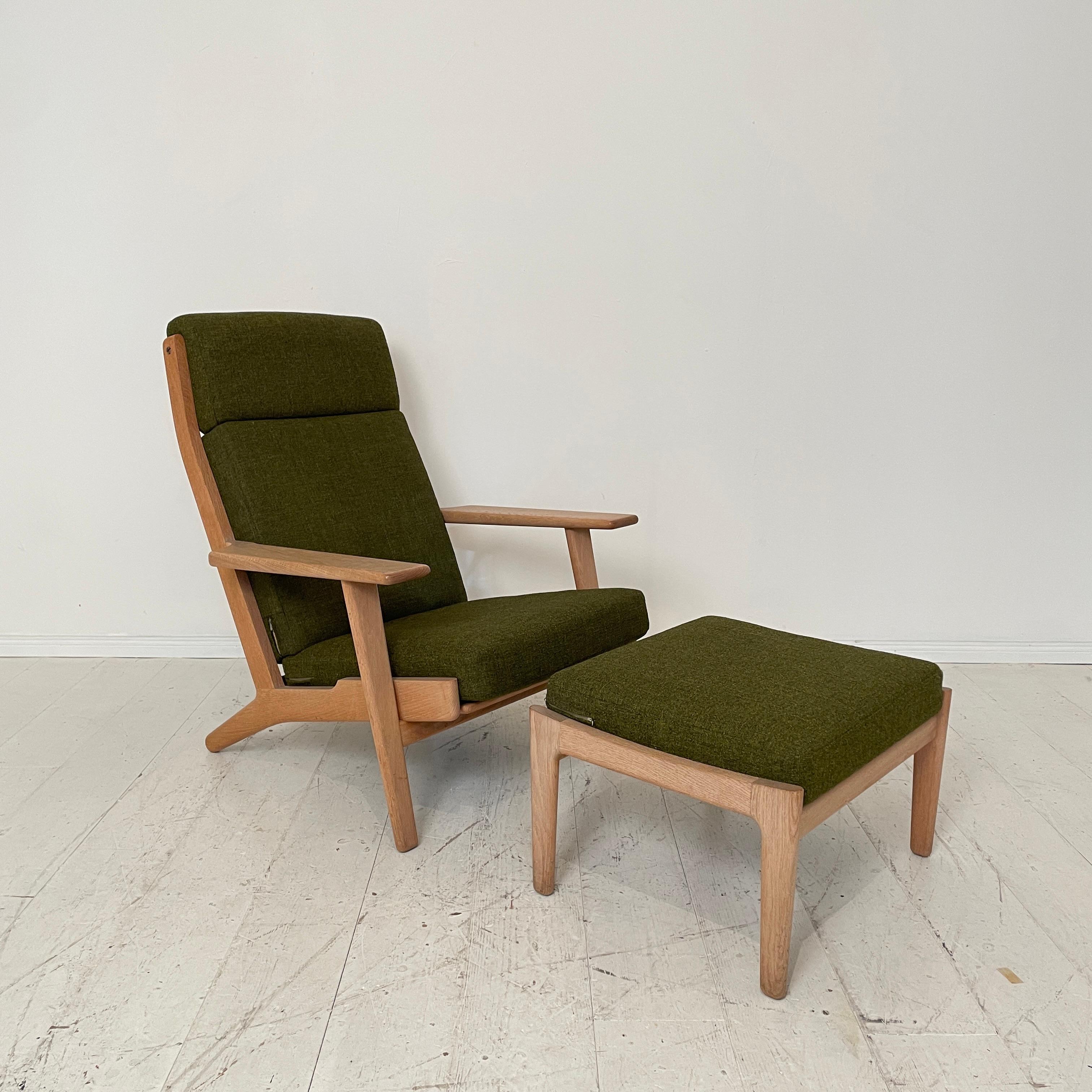 Mid-Century Modern Mid Century Lounge Chair GE290A by Hans J. Wegner for GETAMA in Green Fabric