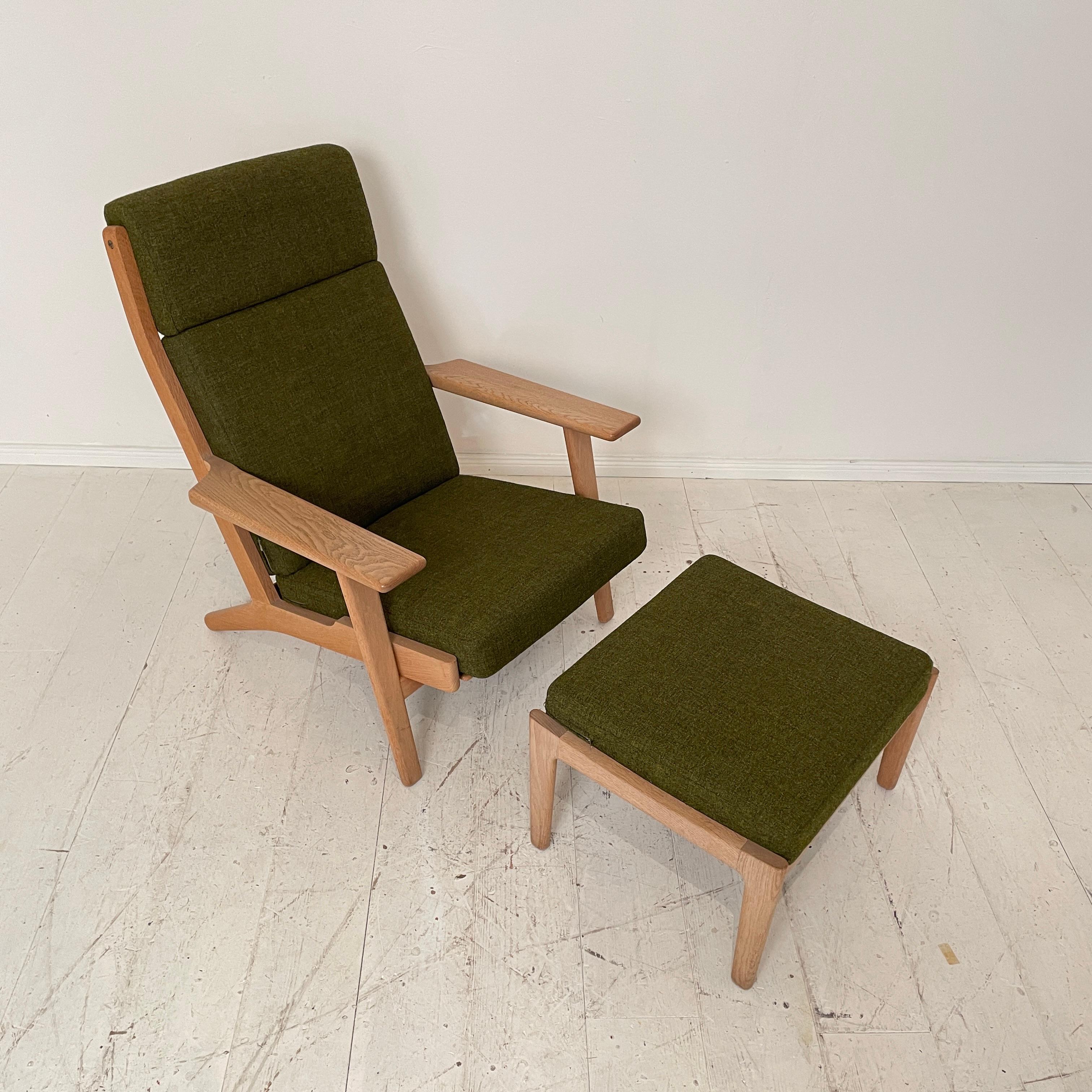 Danish Mid Century Lounge Chair GE290A by Hans J. Wegner for GETAMA in Green Fabric