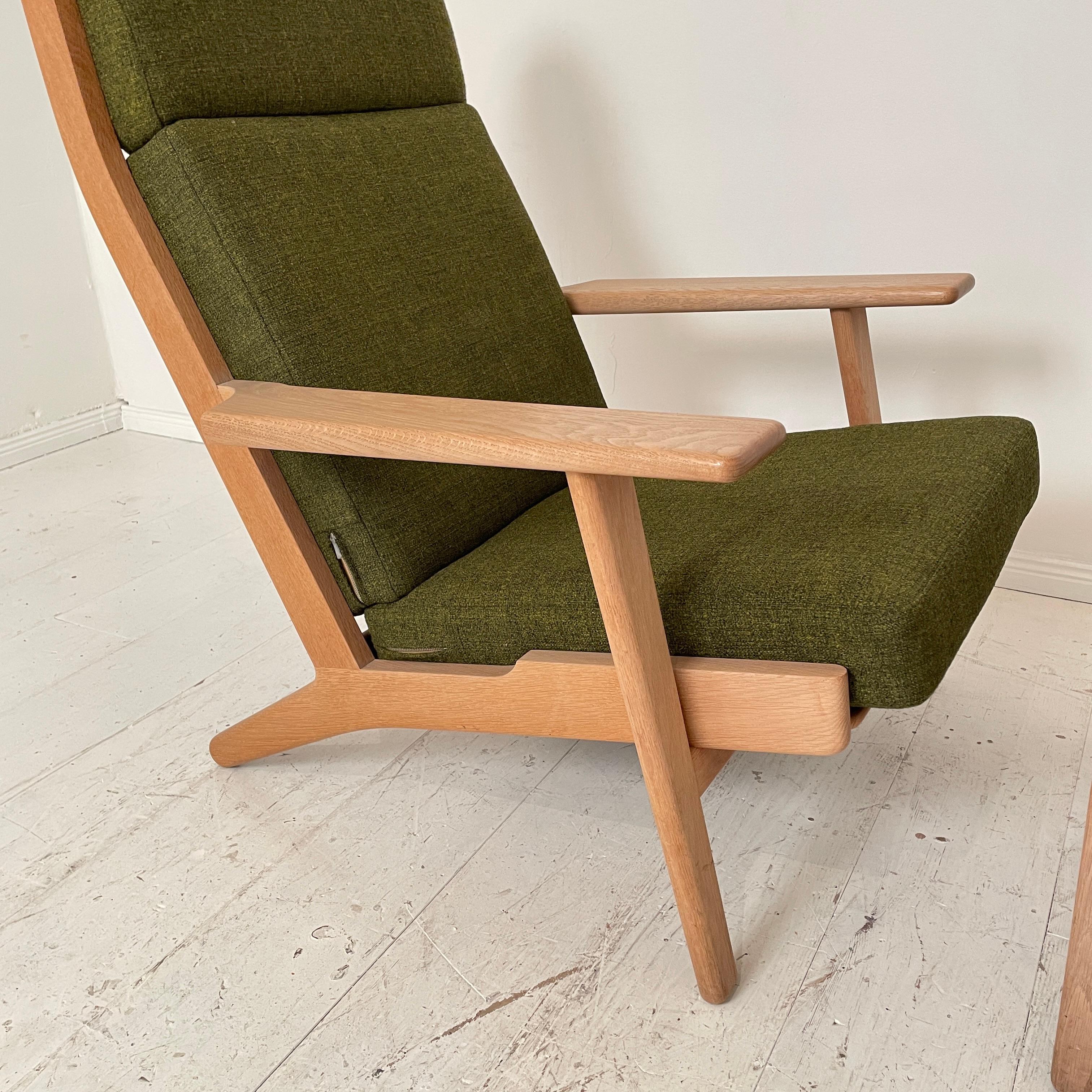 Mid Century Lounge Chair GE290A by Hans J. Wegner for GETAMA in Green Fabric In Good Condition In Berlin, DE