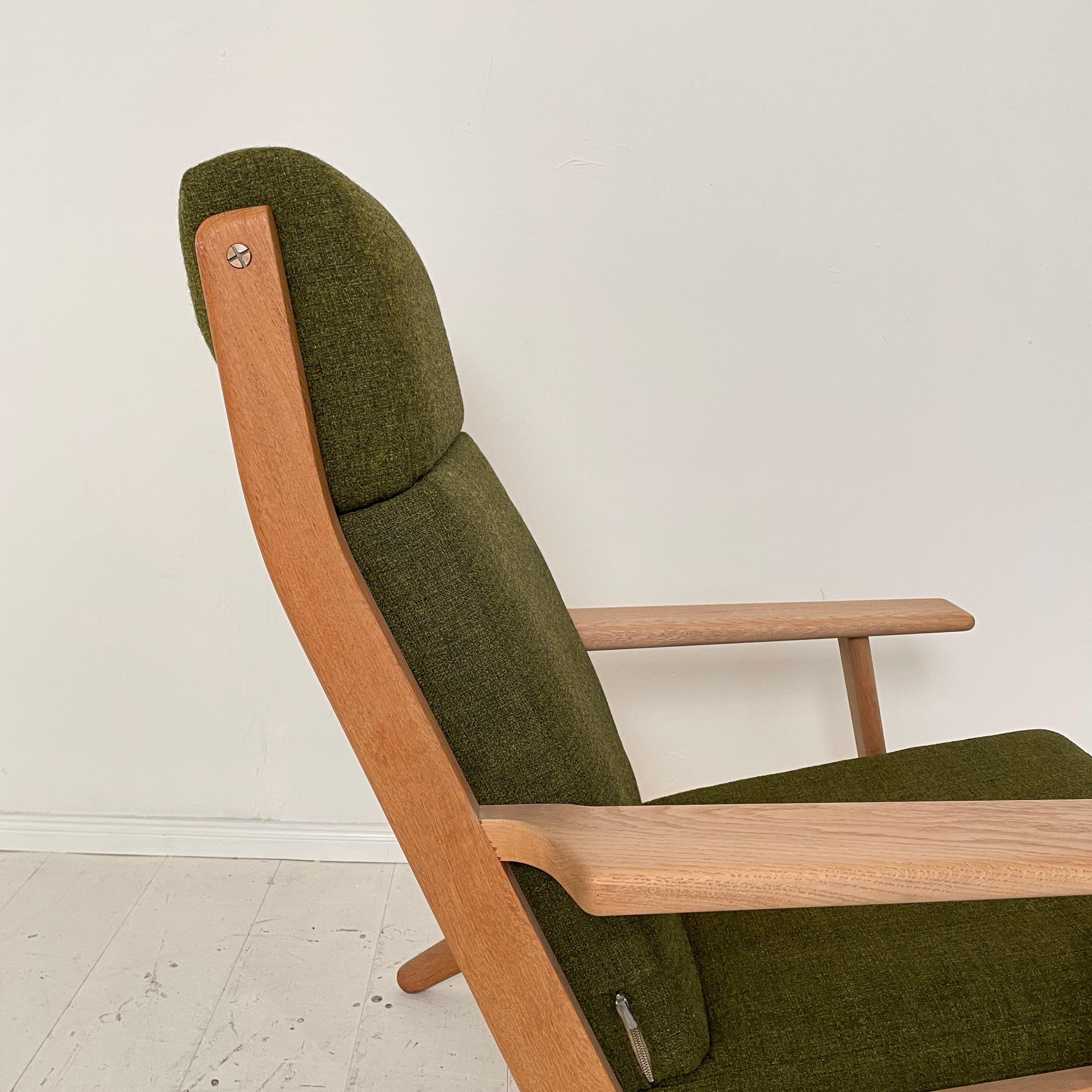 Oak Mid Century Lounge Chair GE290A by Hans J. Wegner for GETAMA in Green Fabric