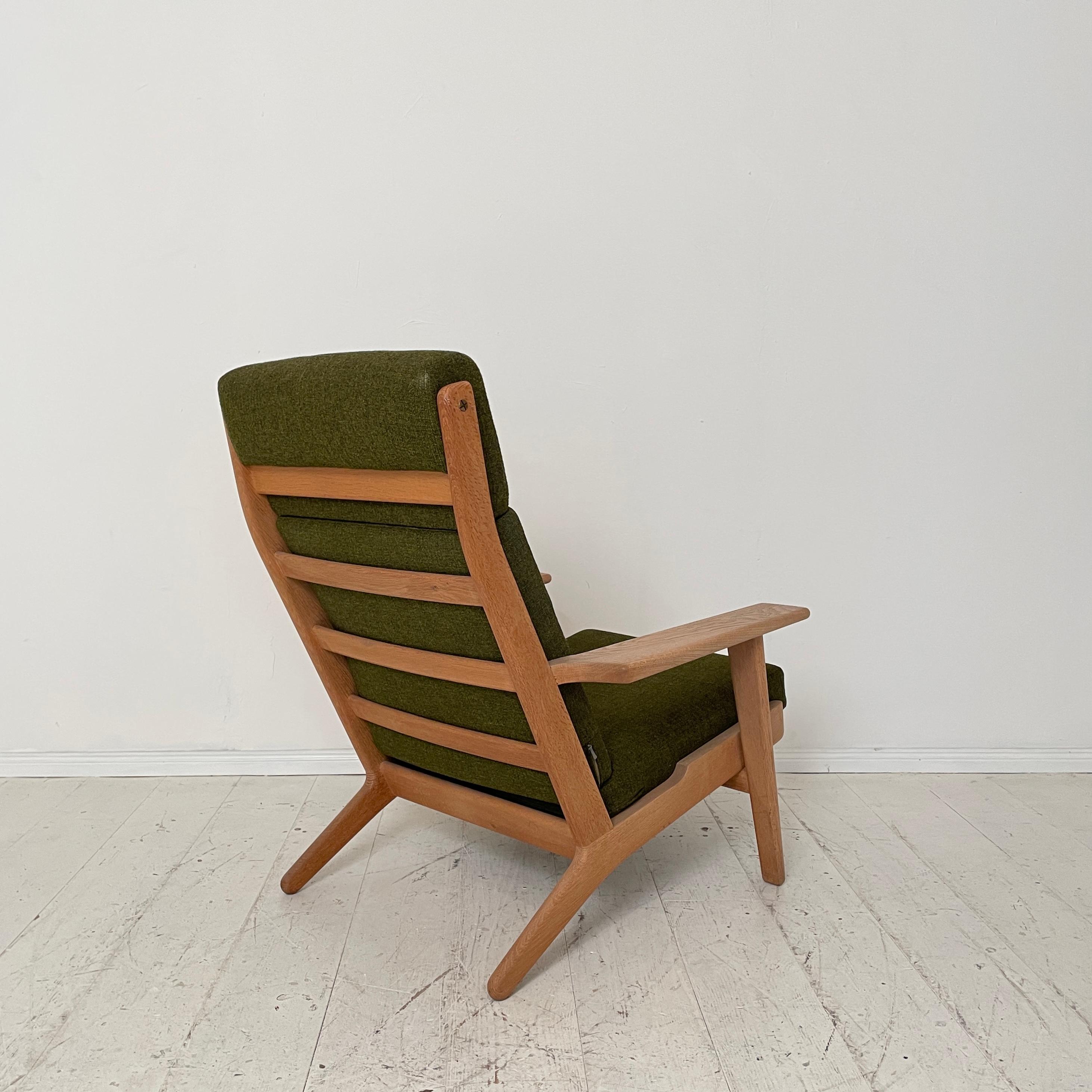Mid Century Lounge Chair GE290A by Hans J. Wegner for GETAMA in Green Fabric 1