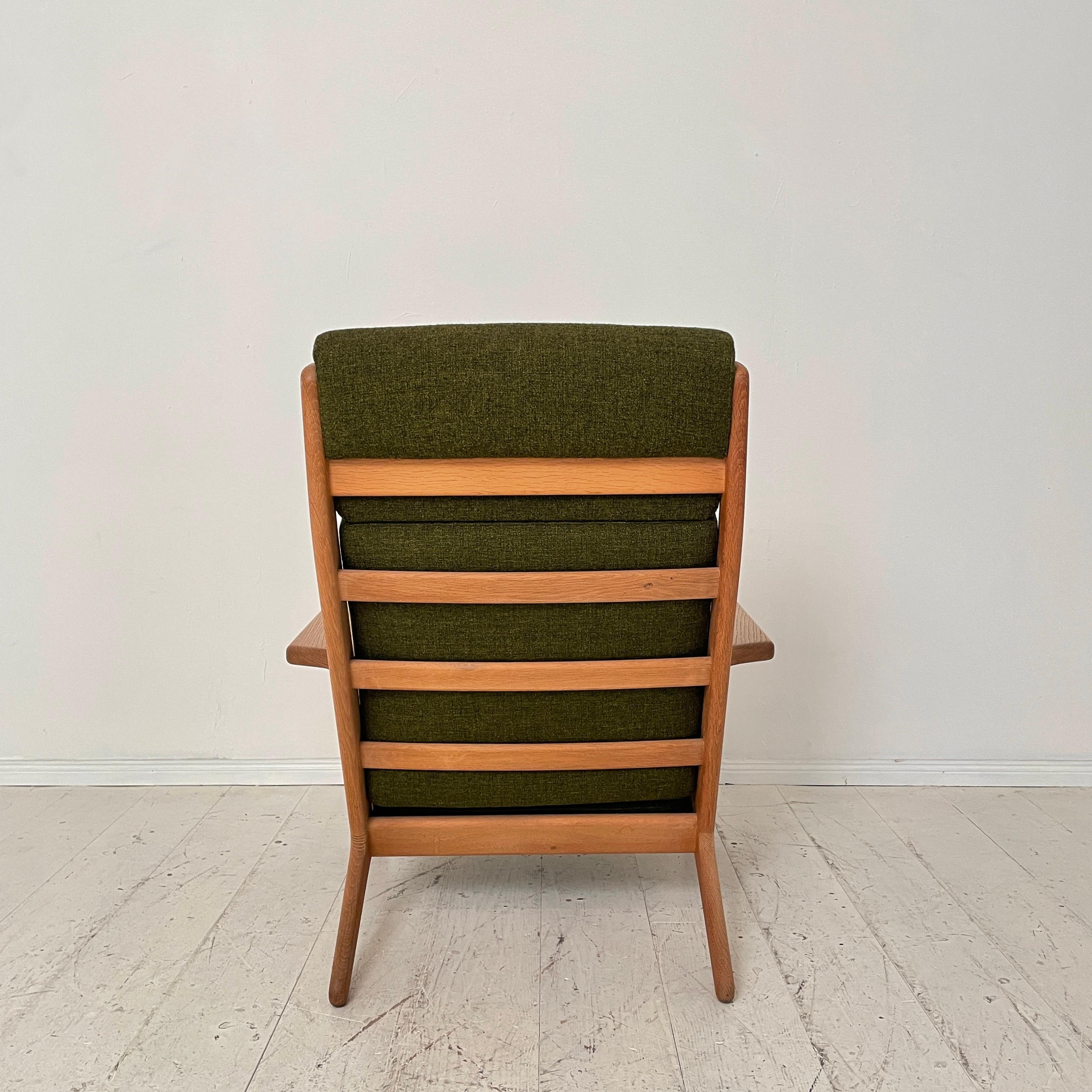 Mid Century Lounge Chair GE290A by Hans J. Wegner for GETAMA in Green Fabric 2