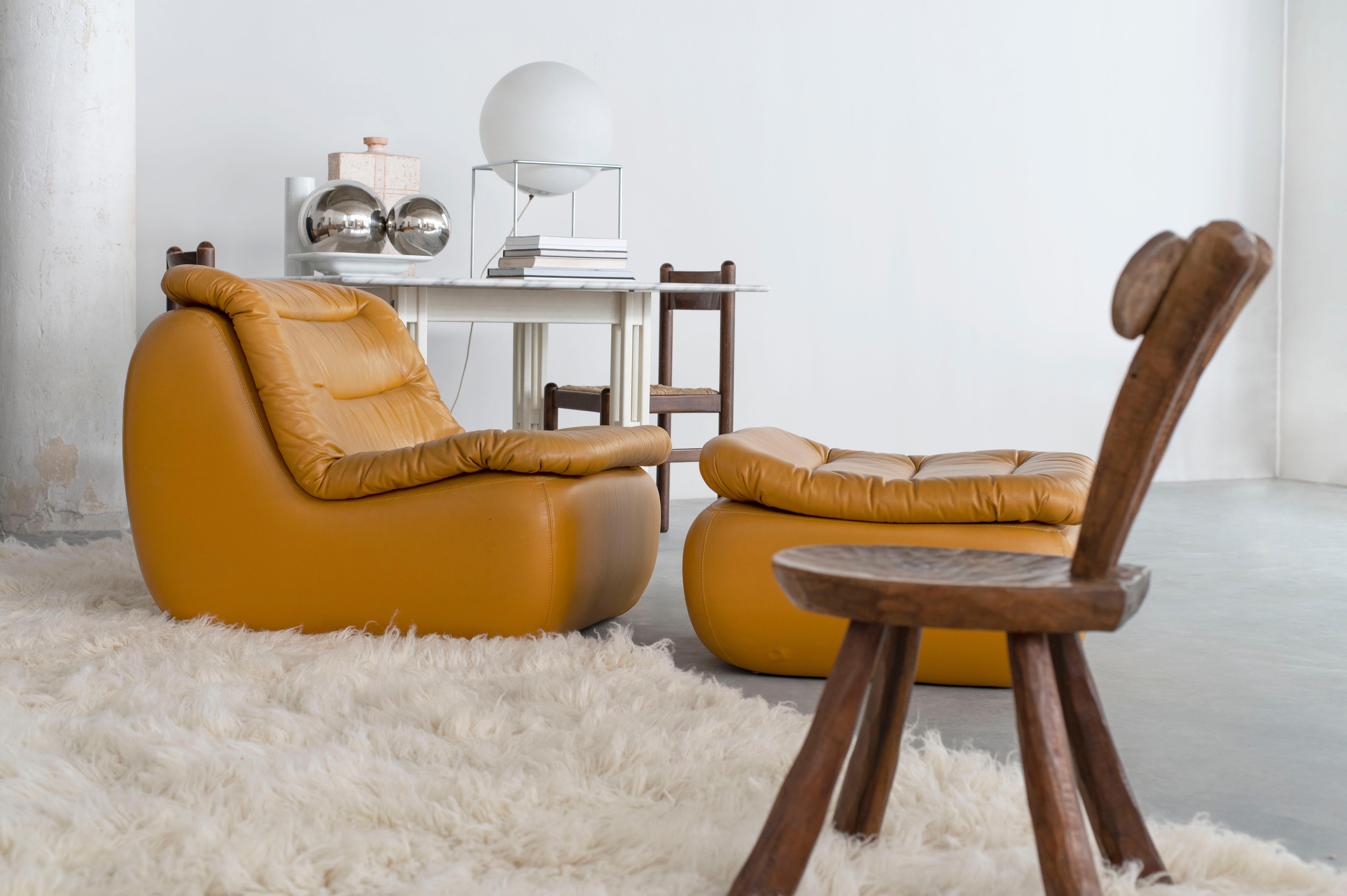 1970s Style Lounge Chair & Ottoman in Vintage Leather For Sale 5