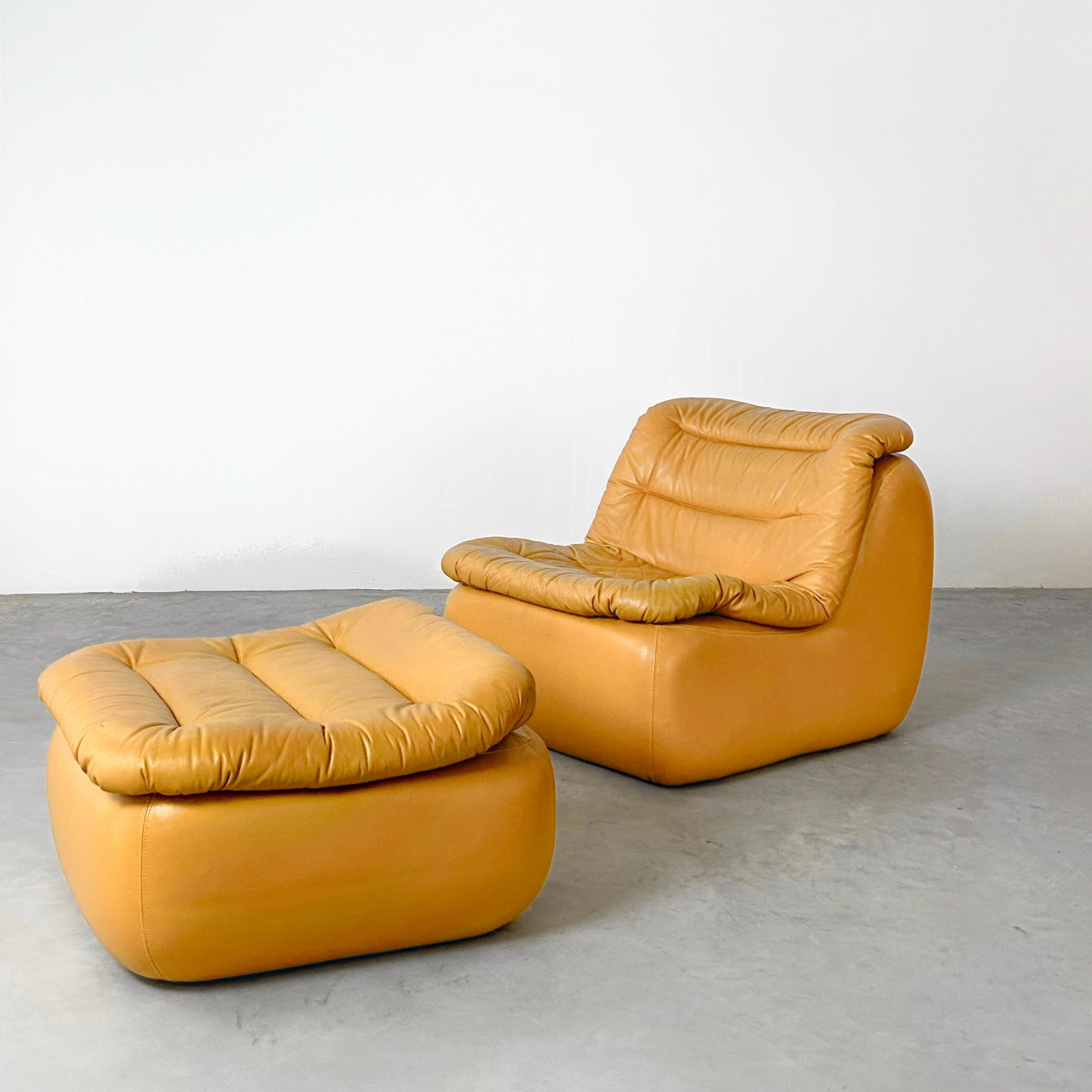 1970s Style Lounge Chair & Ottoman in Vintage Leather For Sale 1