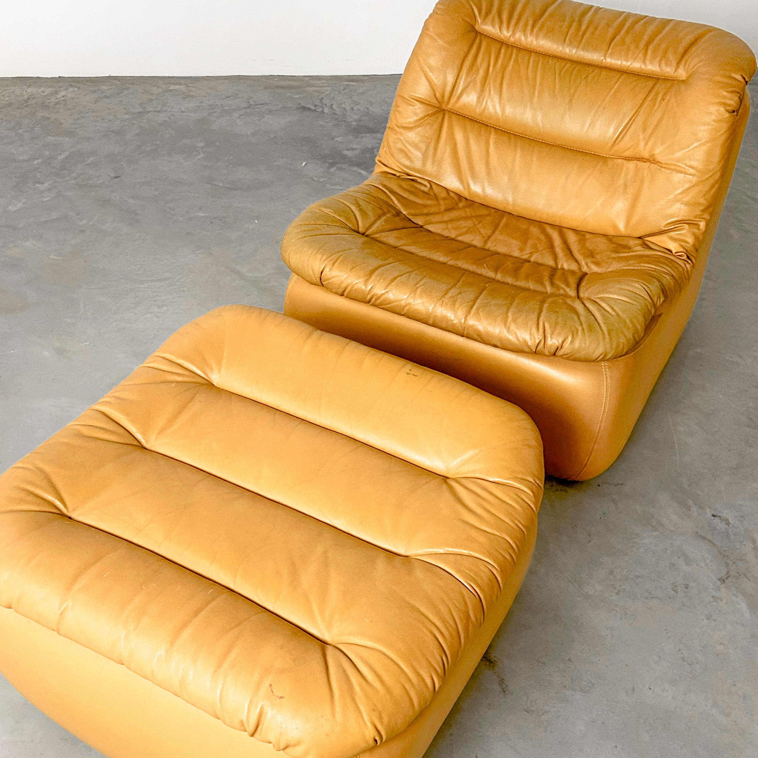 1970s Style Lounge Chair & Ottoman in Vintage Leather For Sale 2