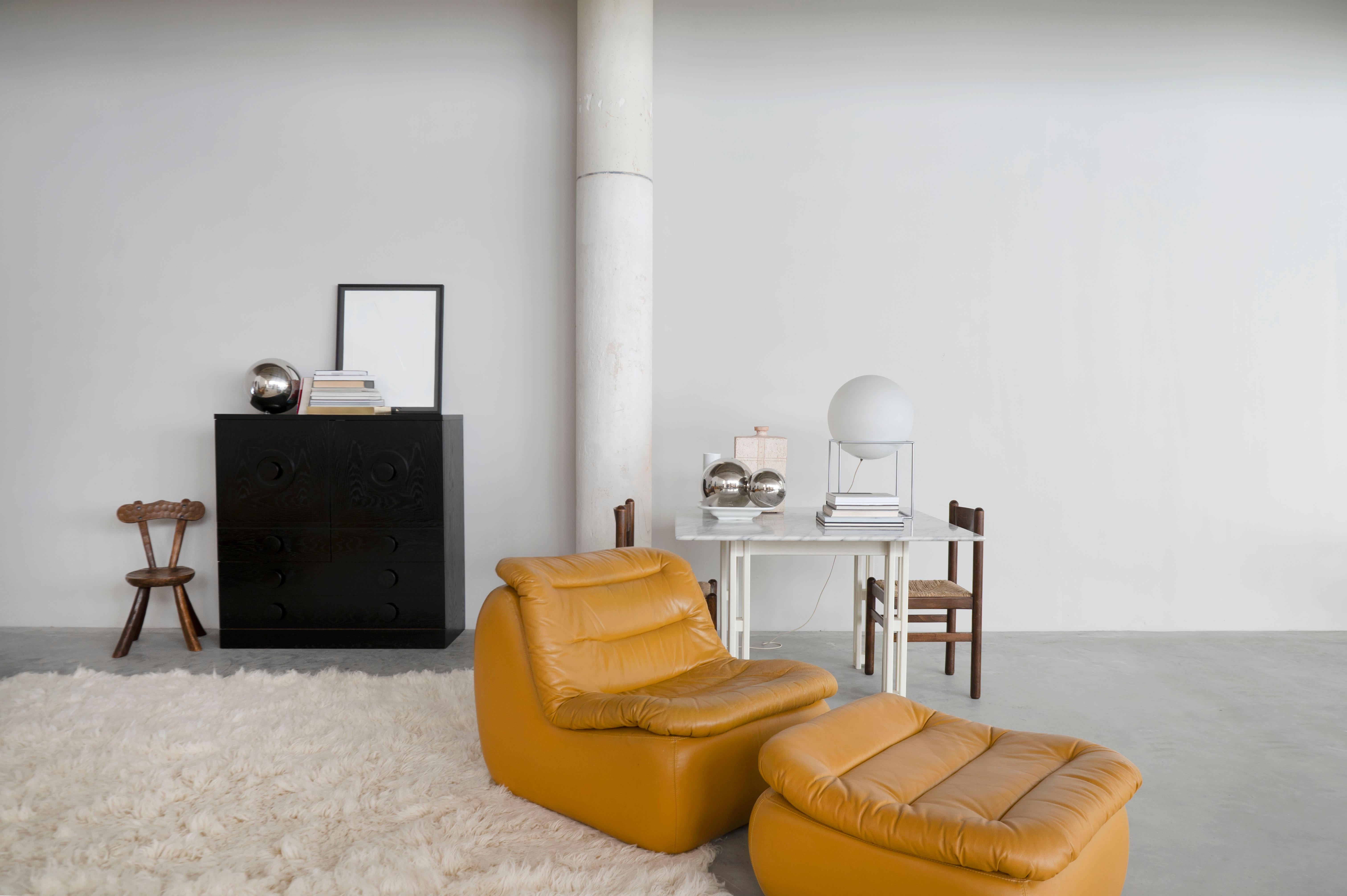 1970s Style Lounge Chair & Ottoman in Vintage Leather For Sale 4