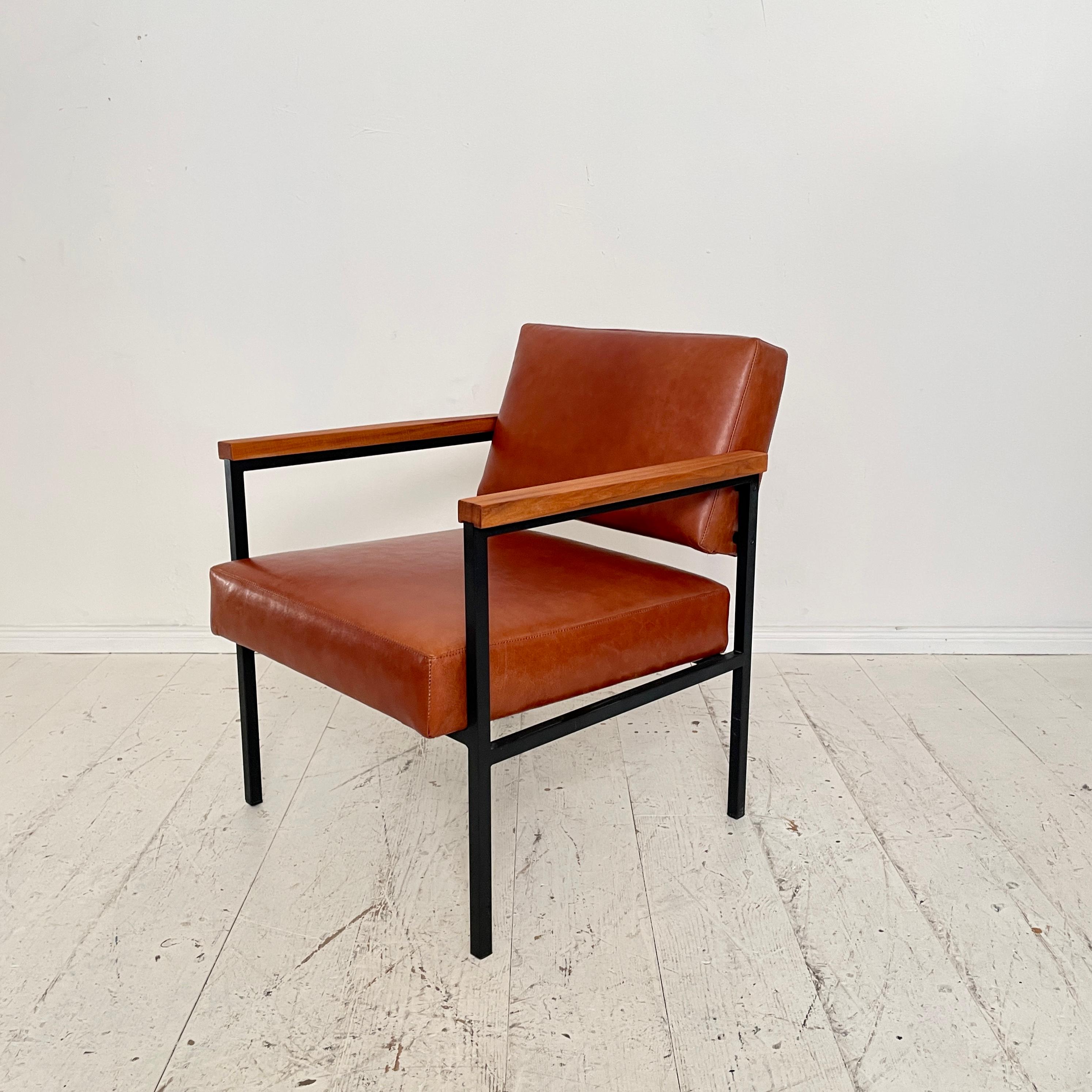 Mid-Century Modern Mid-Century Lounge Chair in Brown Leather and Metal Base, 1960s For Sale