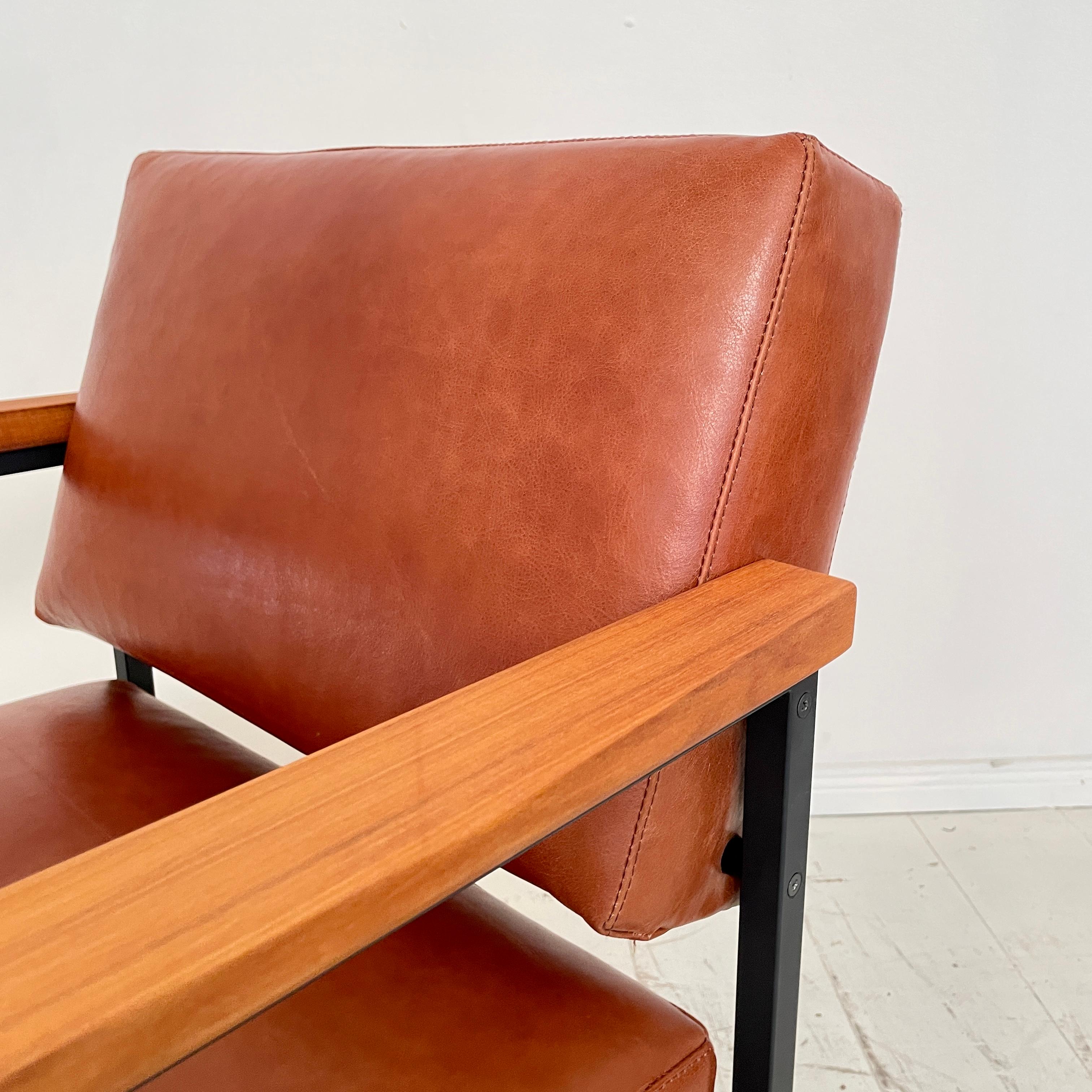 Mid-Century Lounge Chair in Brown Leather and Metal Base, 1960s In Good Condition For Sale In Berlin, DE