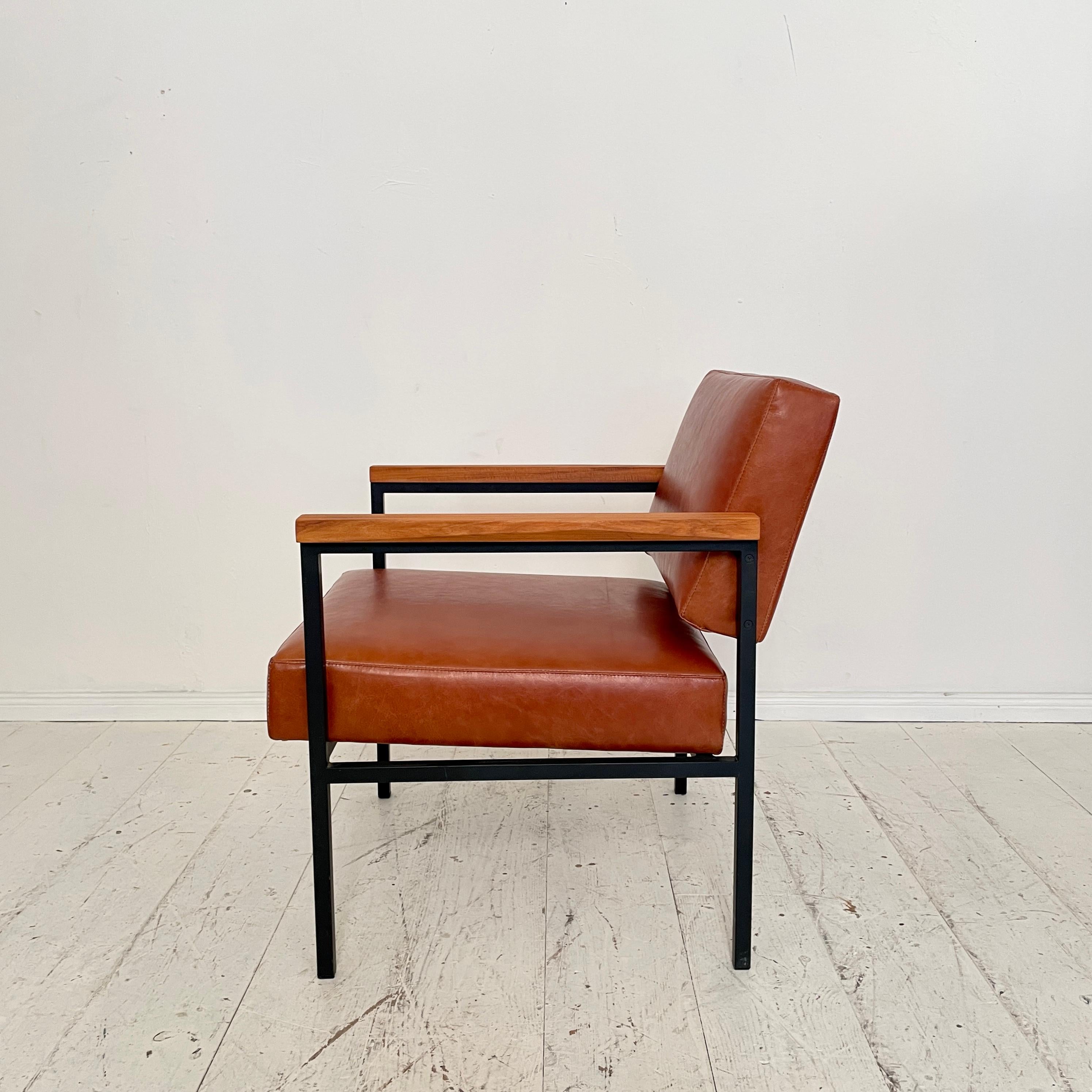 Milieu du XXe siècle Fauteuil de salon du milieu du siècle en cuir marron et base en métal, années 1960 en vente