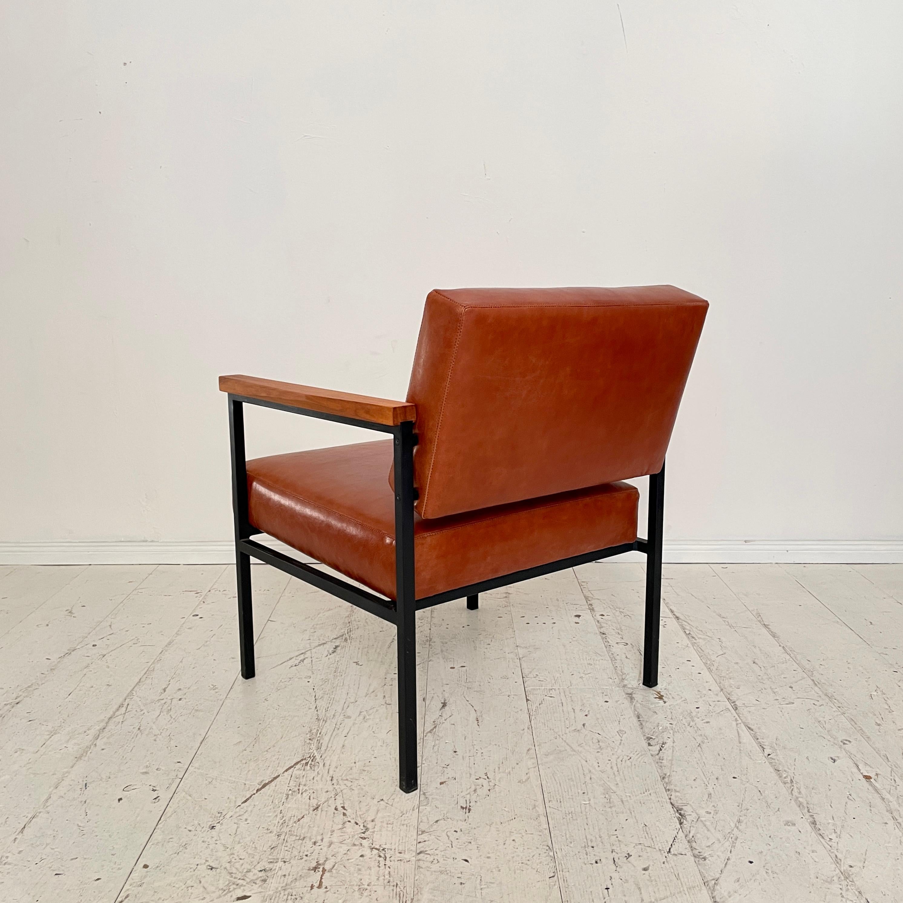 Métal Fauteuil de salon du milieu du siècle en cuir marron et base en métal, années 1960 en vente