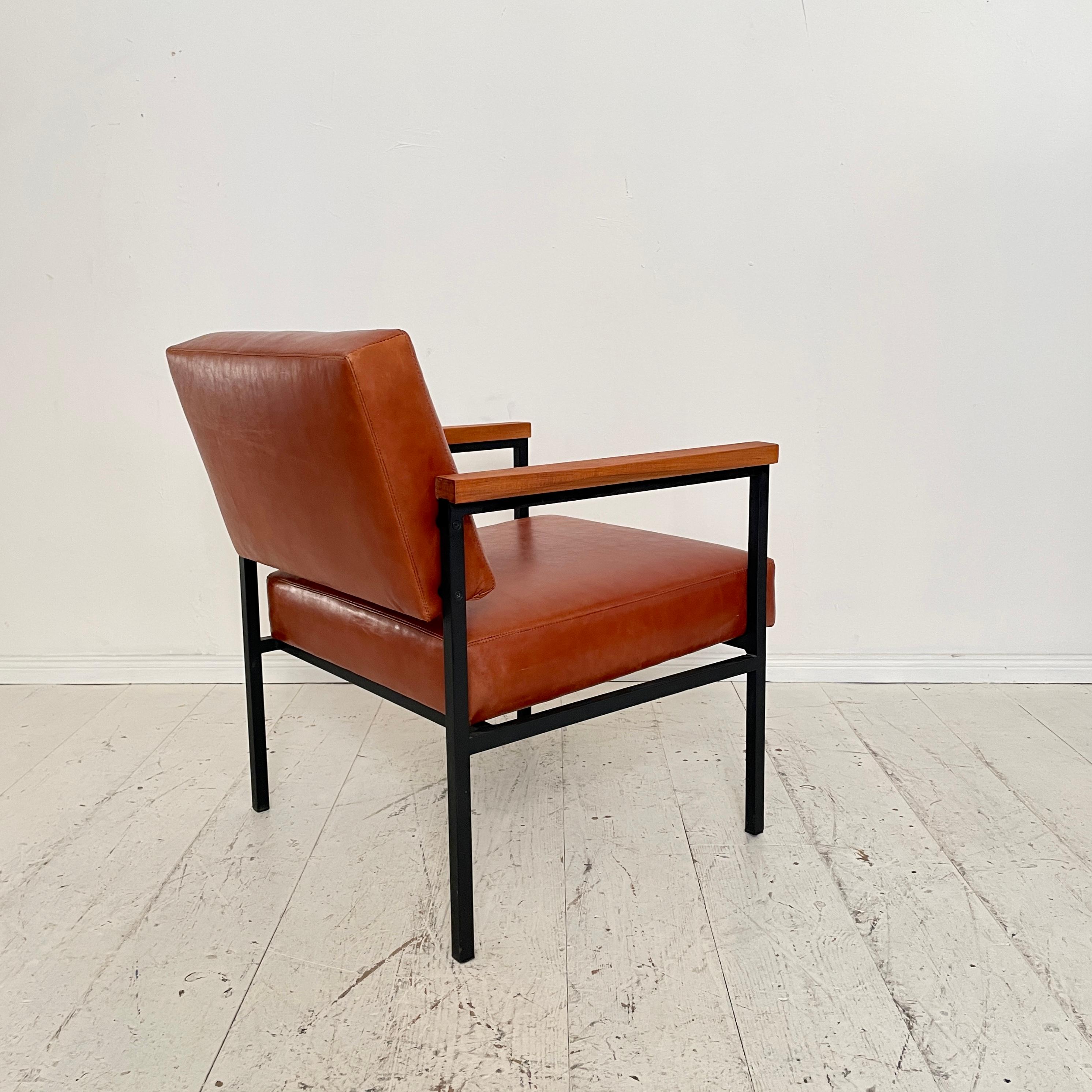 Fauteuil de salon du milieu du siècle en cuir marron et base en métal, années 1960 en vente 2