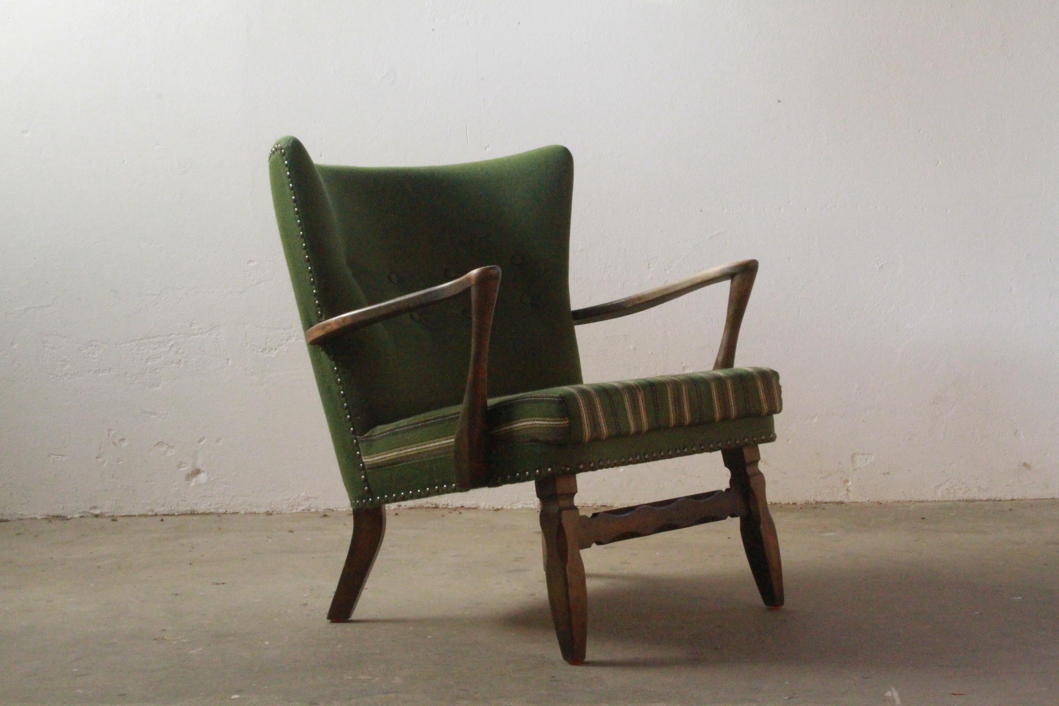 Brutalisme Chaise longue du milieu du siècle en chêne teinté foncé dans le style de Viggo Boesen, 19 en vente