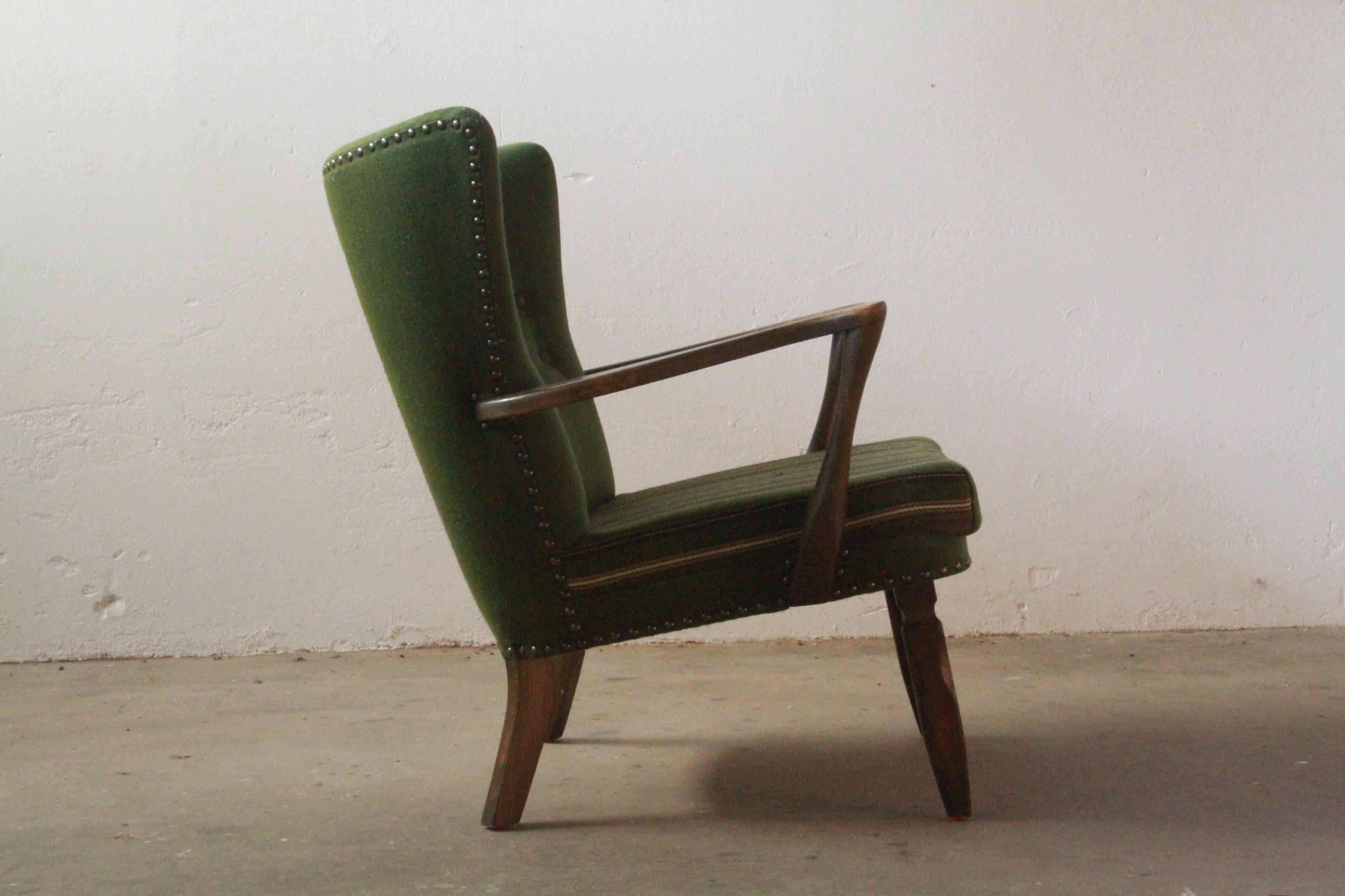Tissu Chaise longue du milieu du siècle en chêne teinté foncé dans le style de Viggo Boesen, 19 en vente