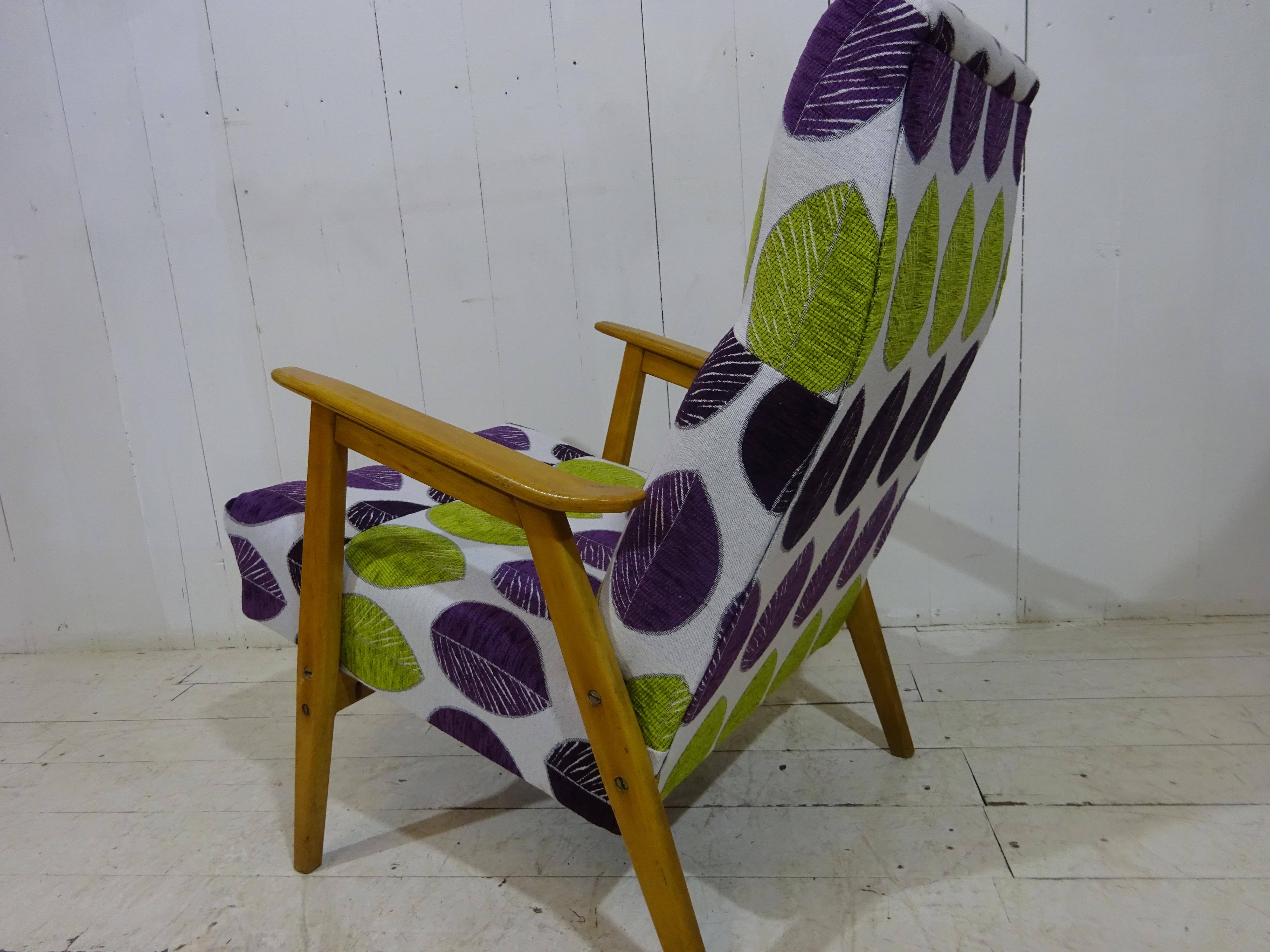 Mid-Century Lounge Chair in Floral Fabric In Good Condition For Sale In Tarleton, GB