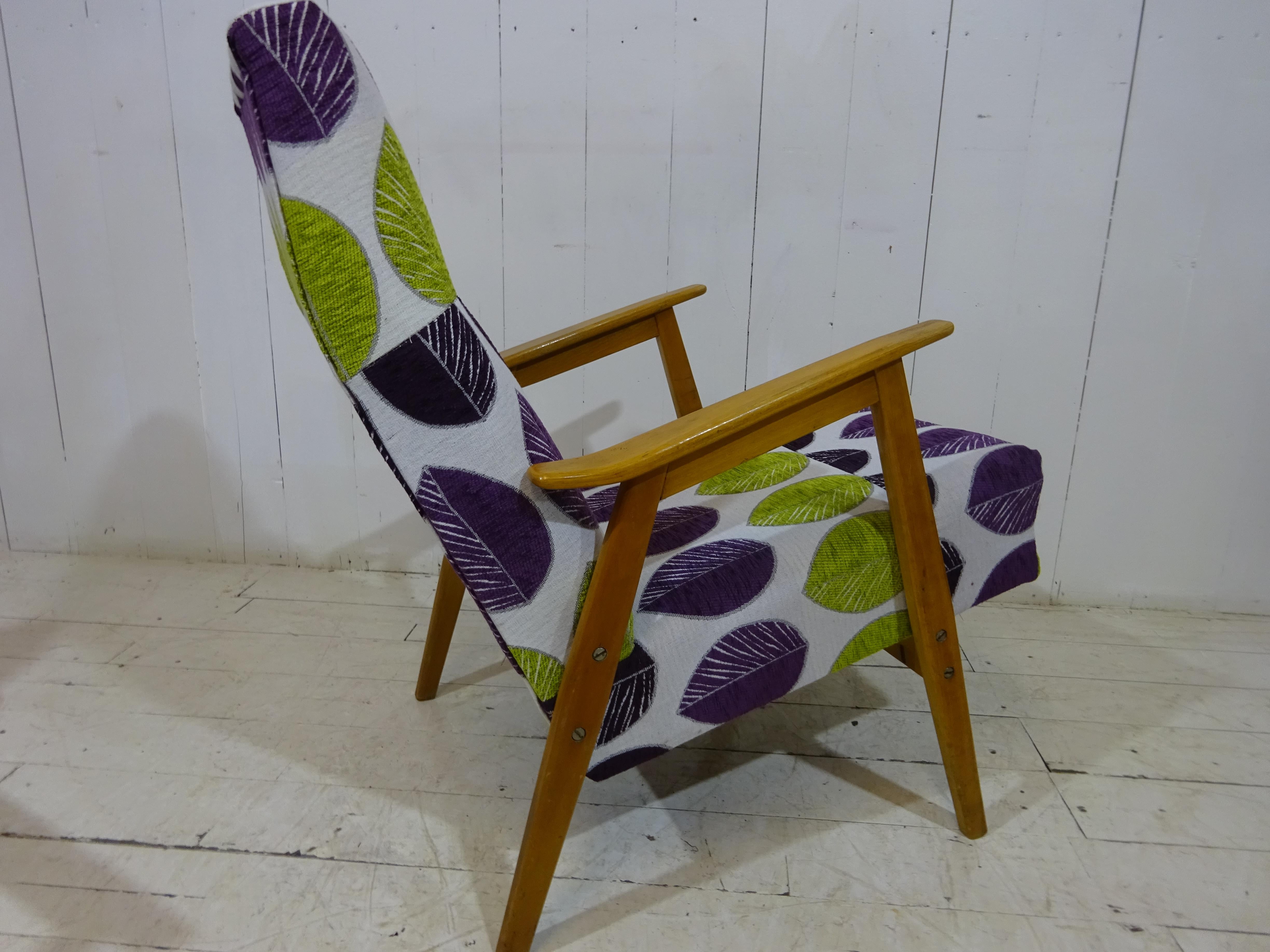 Mid Century Lounge Chair aus geblümtem Stoff (Buchenholz) im Angebot