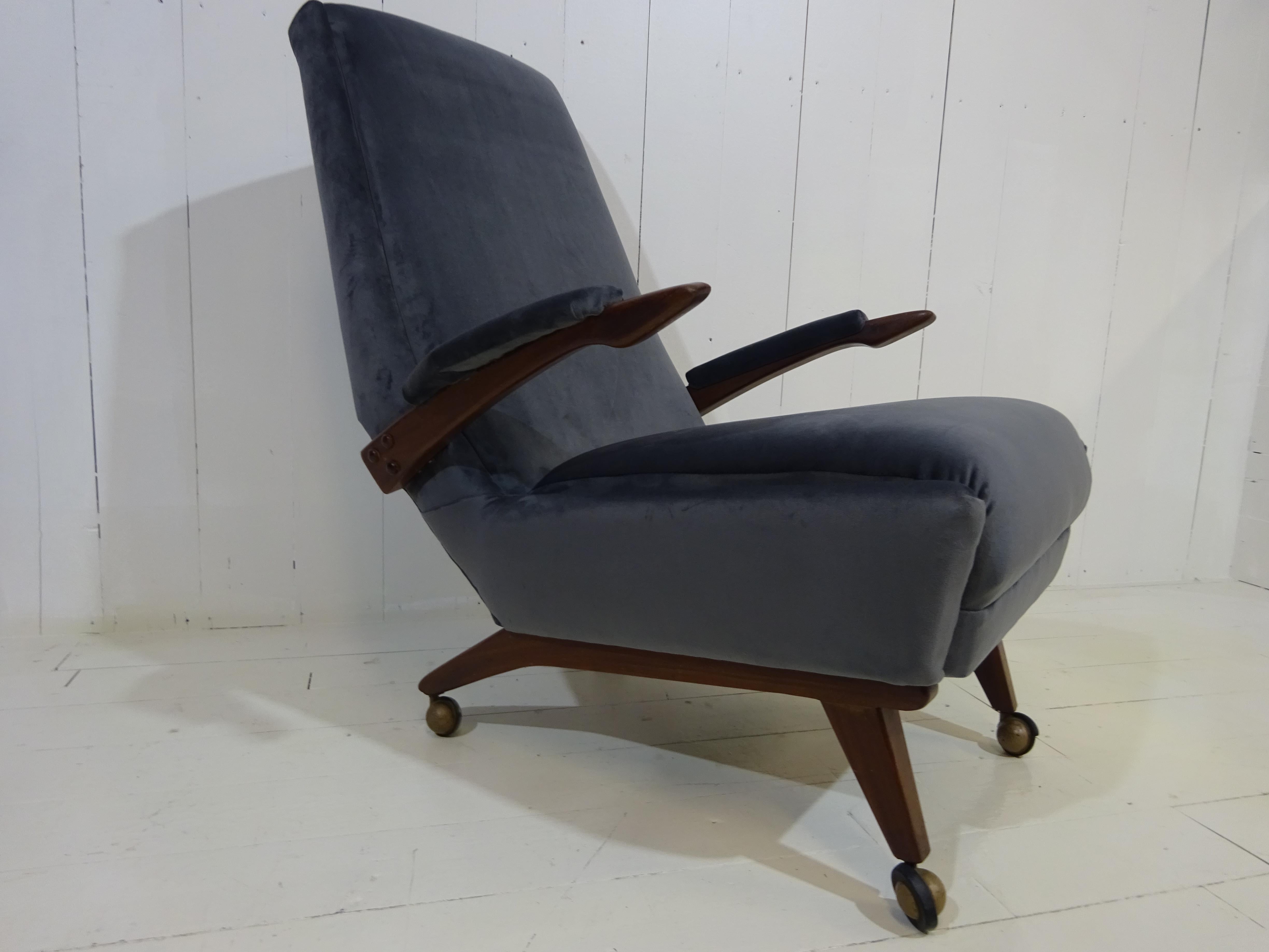Mid Century Lounge chair by Greaves and Thomas

An icon of modern design and a true statement piece for any home. 

Designed and manufactured by Greaves and Thomas this chair was ahead of its time in terms of design and gained its influence from