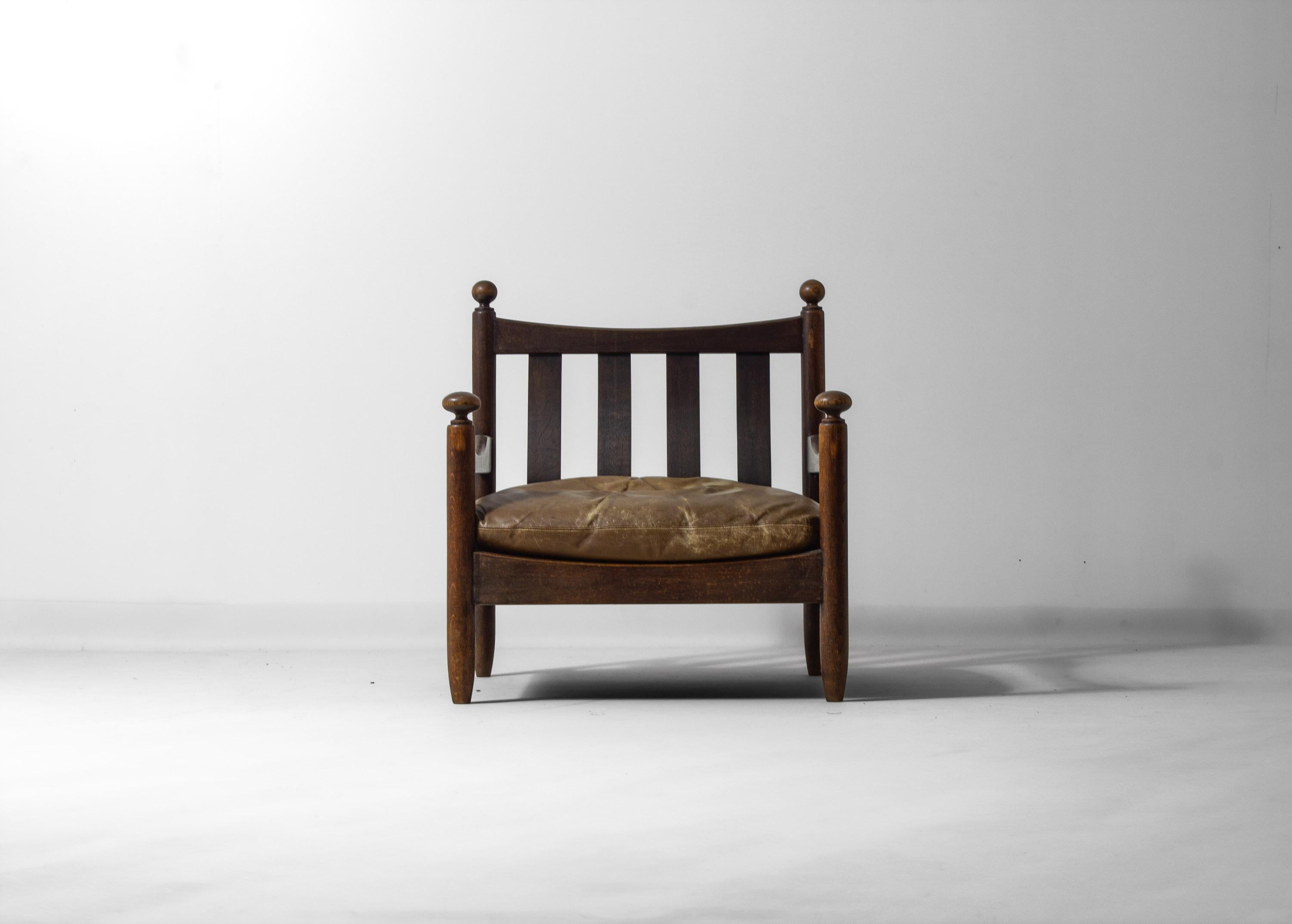 Silla de salón de mediados de siglo en roble y cuero, Francia Años 50 mediados del siglo XX en venta