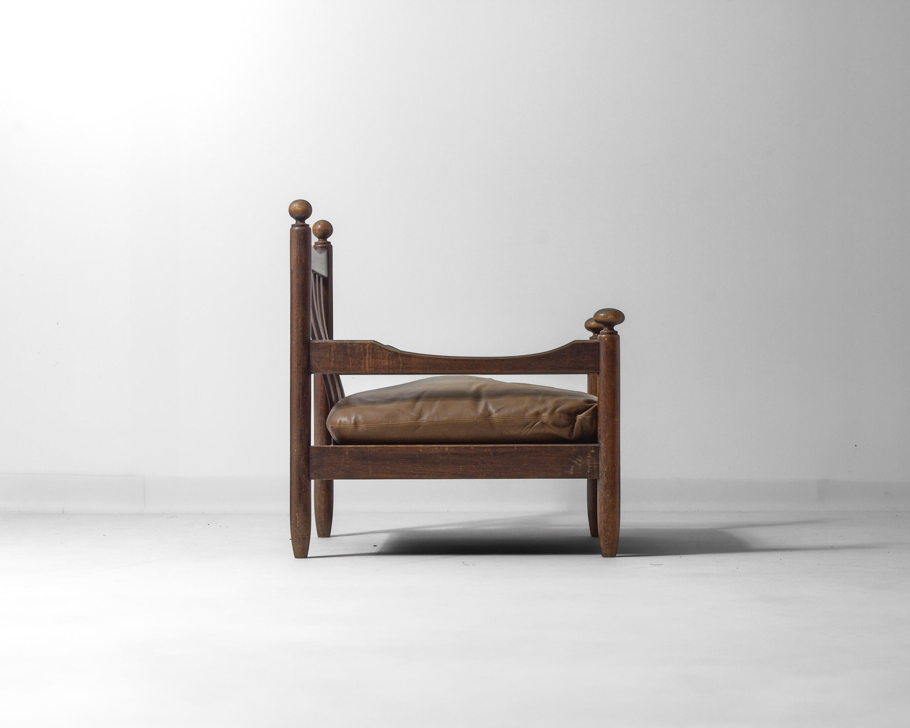 Silla de salón de mediados de siglo en roble y cuero, Francia Años 50 Cuero en venta