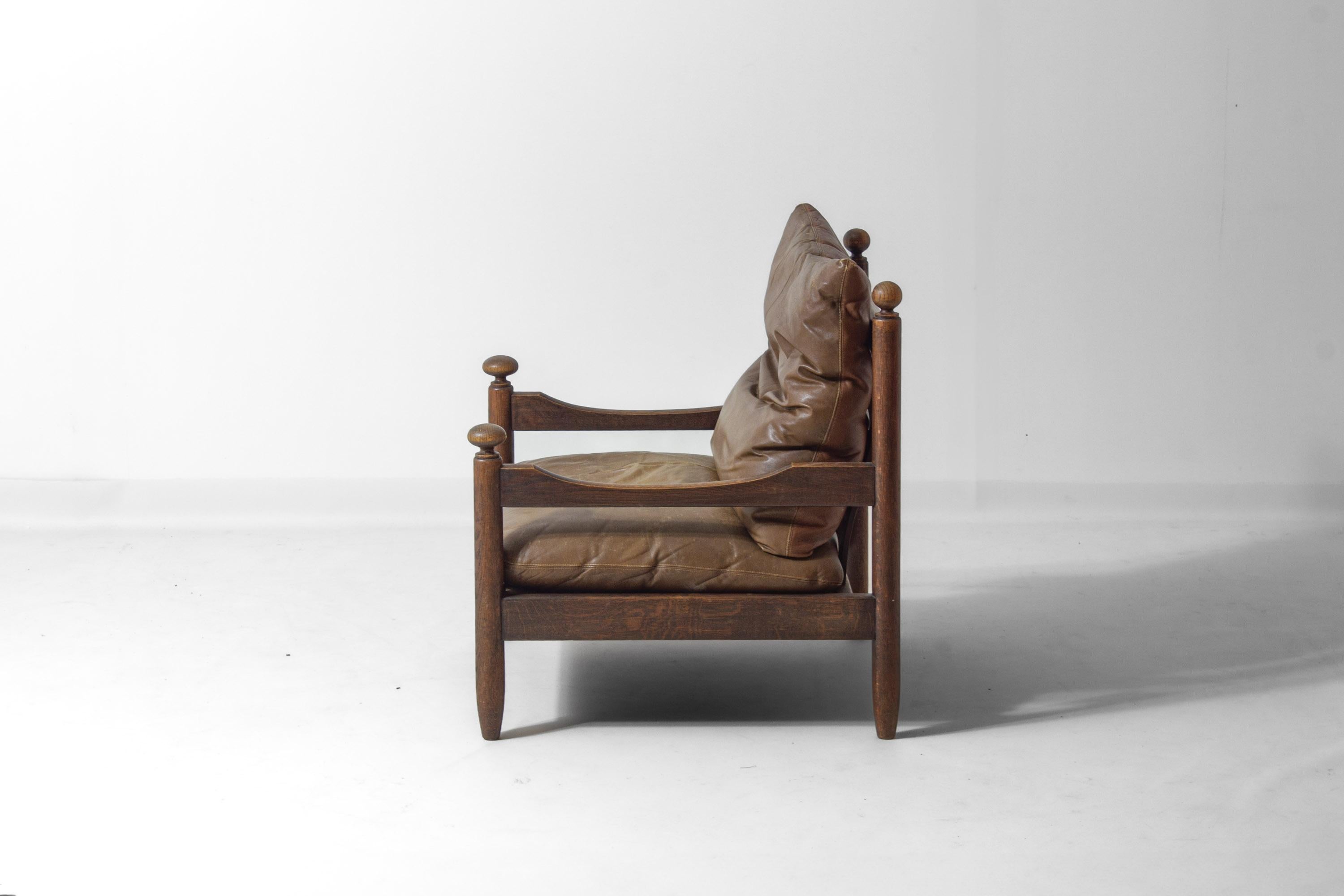 Silla de salón de mediados de siglo en roble y cuero, Francia Años 50 en venta 2