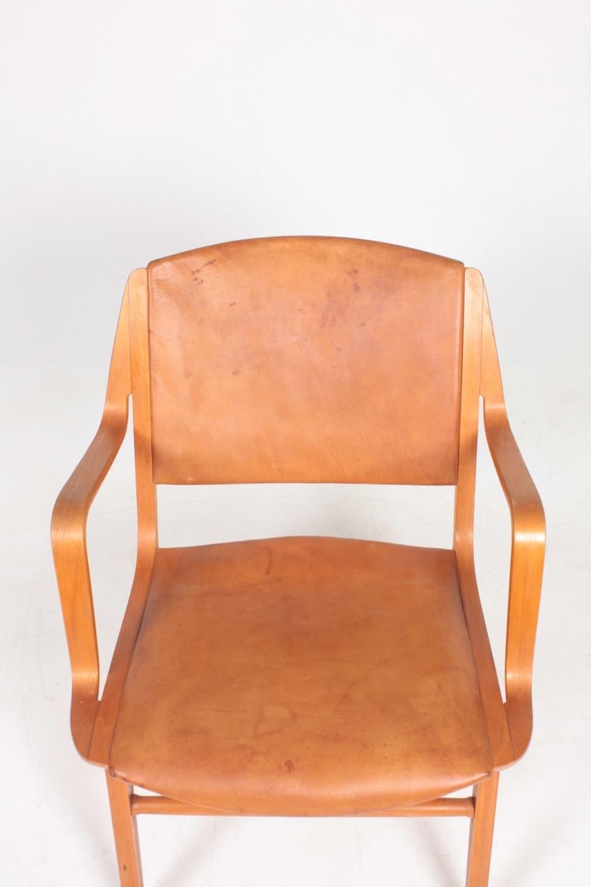 Great looking AX lounge chair in mahogany, beech and patinated leather. Designed by Peter Hvidt and Orla Mølgaard for Fritz Hansen in 1950. Original condition.