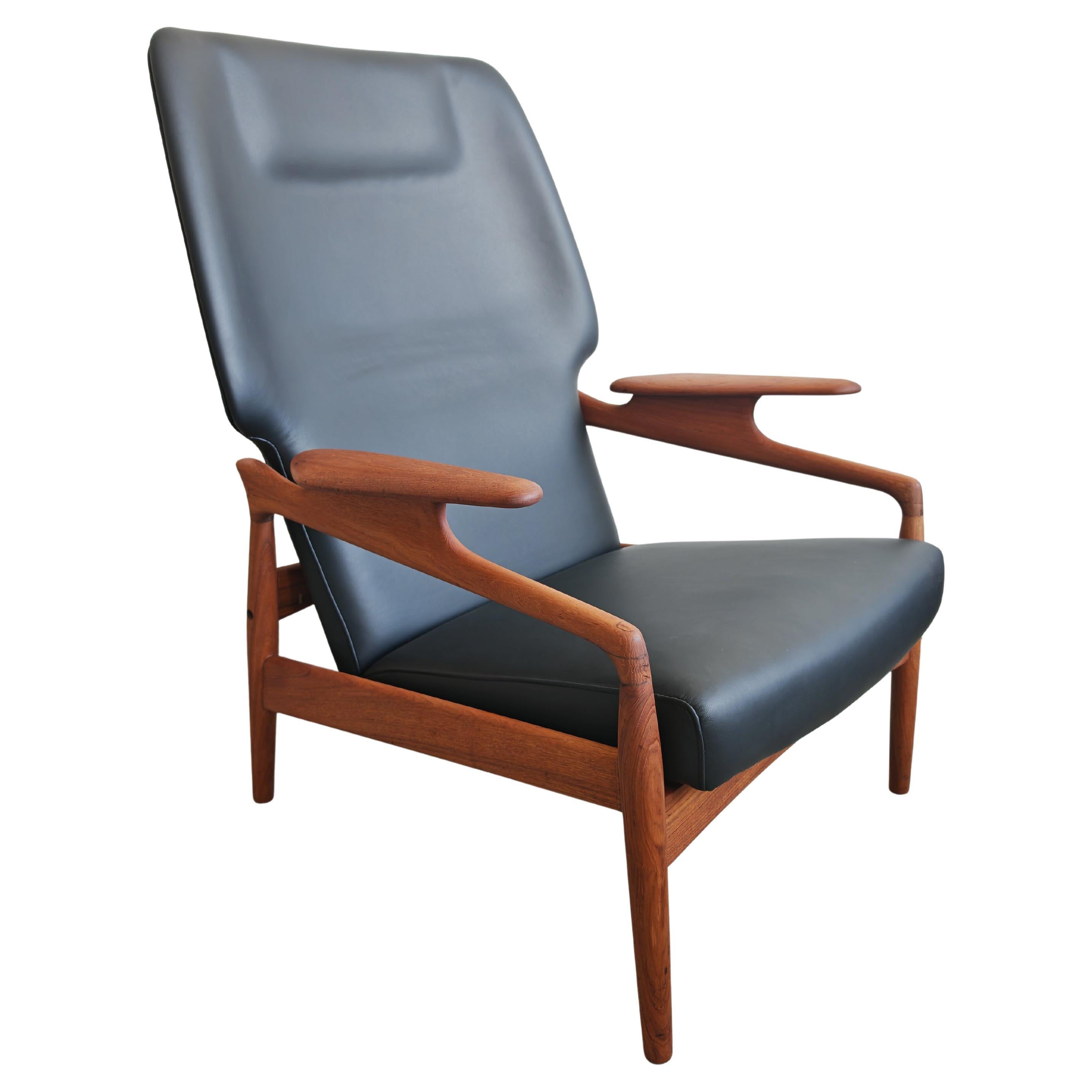 Mid Century Lounge Chair in solid teak and black leather by John Bone, Denmark en vente