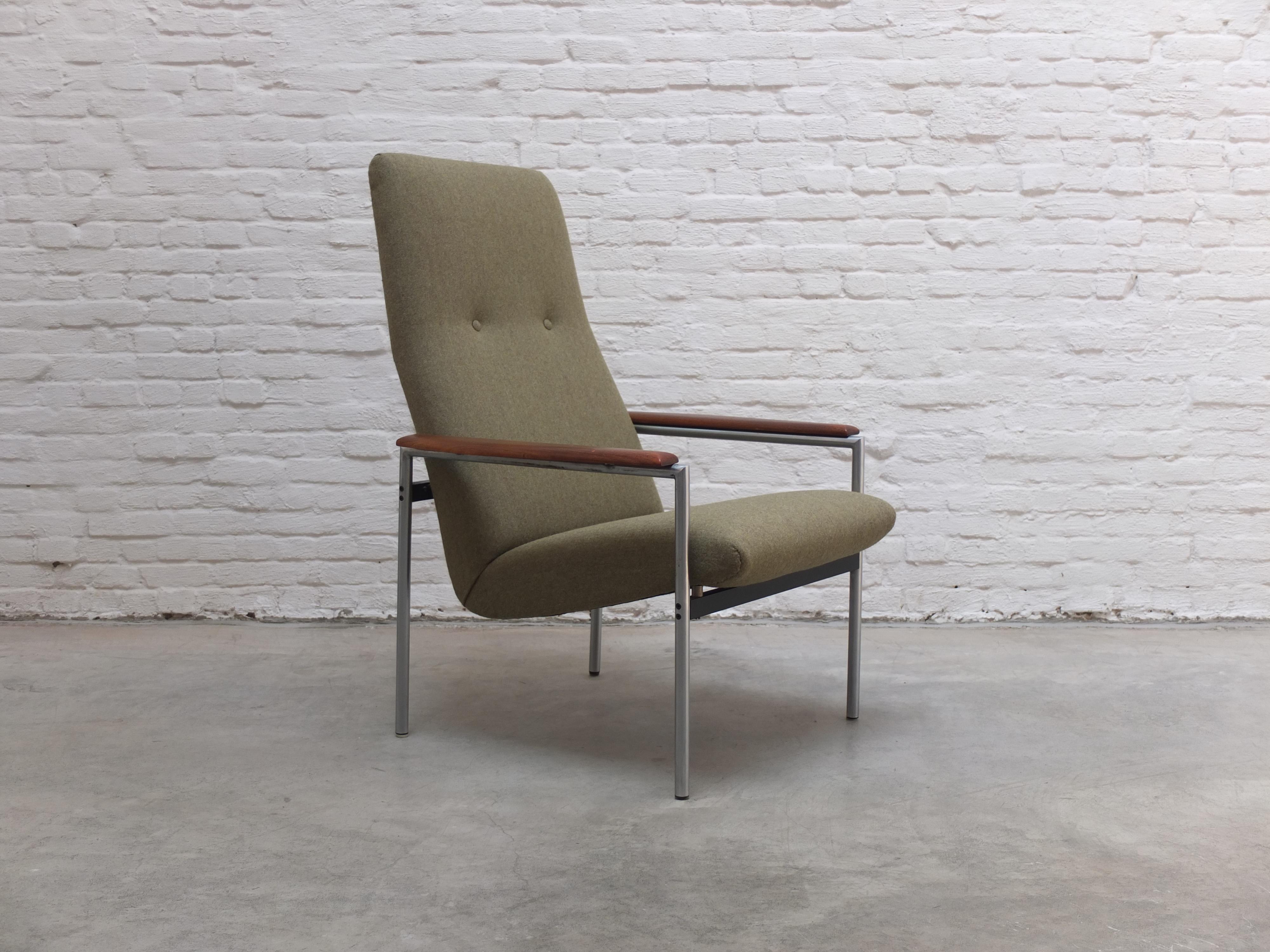 Modernist lounge chair produced in Holland during the 1960s. The design could be Martin Visser for ‘t Spectrum or even Rob Parry for Gelderland. It actually looks like a combination of the two. Either way a very nice timeless design thanks to the