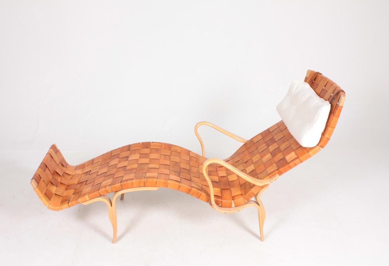 Bruno Mathsson lounge chair patinated leather and reupholstered cushion in bouclé wool. Seat frame, arms and underframe of laminated beech. Produced by Firma Karl Mathsson, made in 1967. Great original condition

Bruno Mathsson was born to cabinet