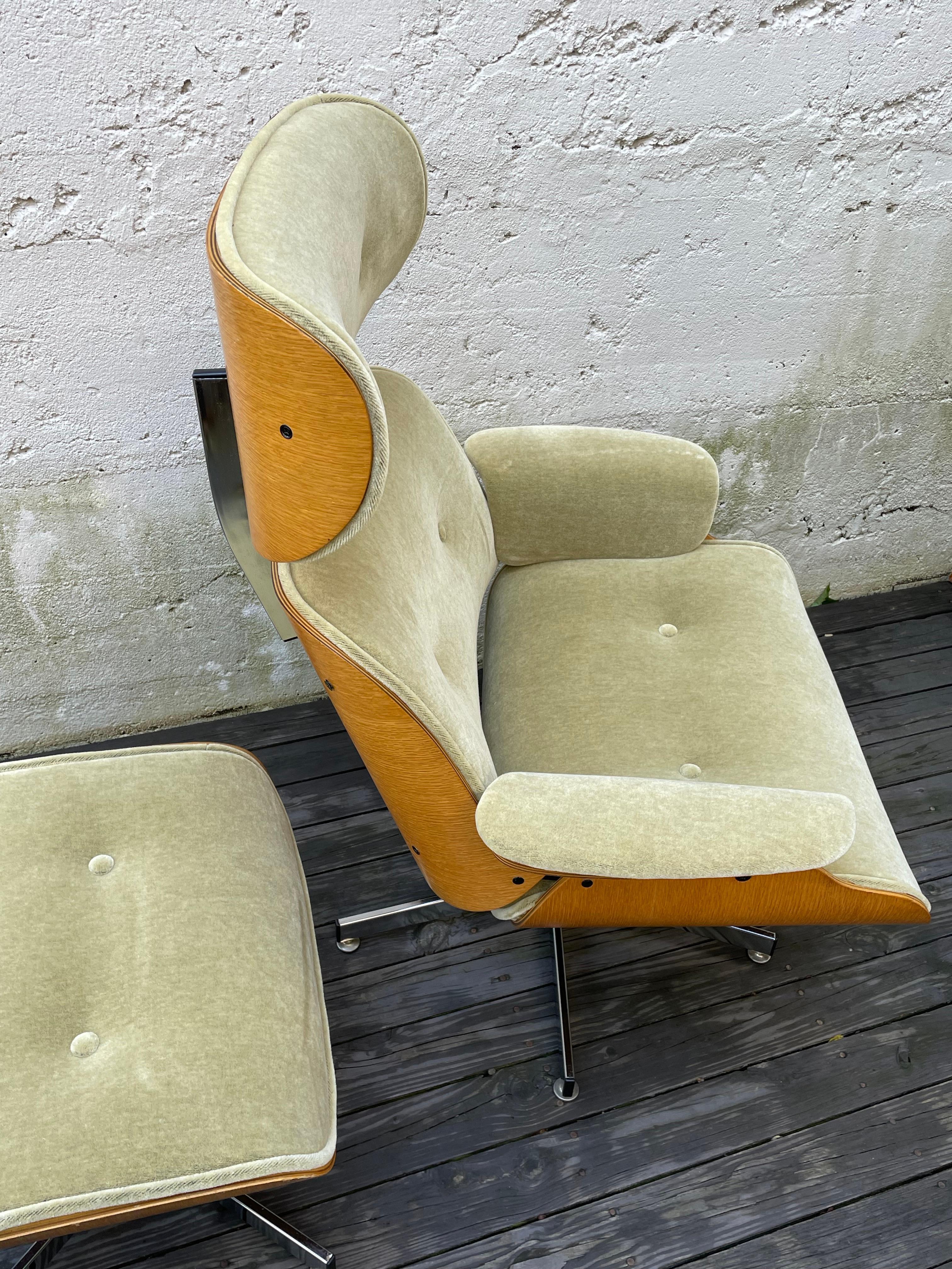 Mid Century Lounge Chair & Ottoman by Plycraft in Champagne Color Mohair Fabric In Good Condition In Bedford Hills, NY