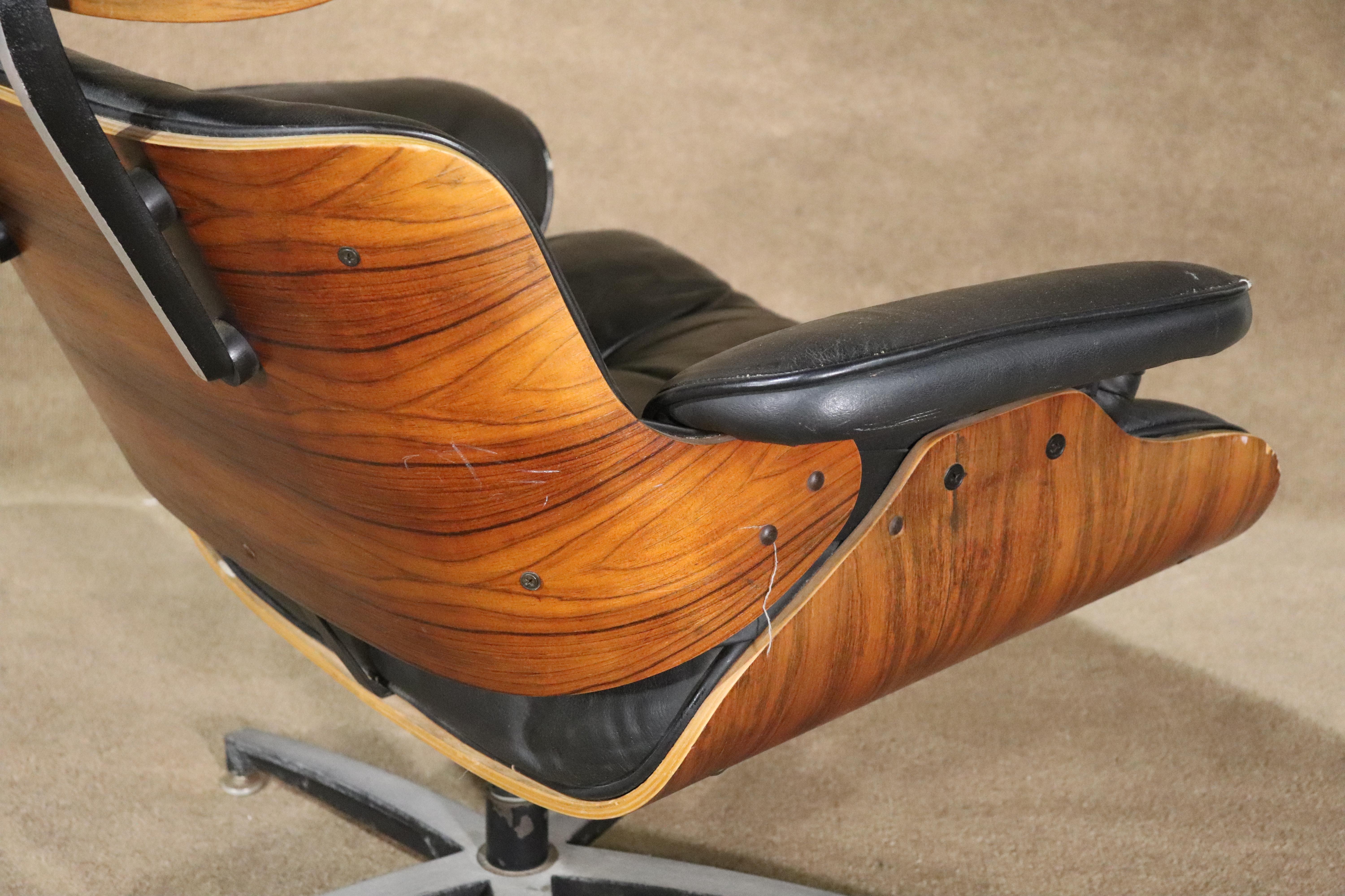 Mid-Century Lounge Chair & Ottoman For Sale 7