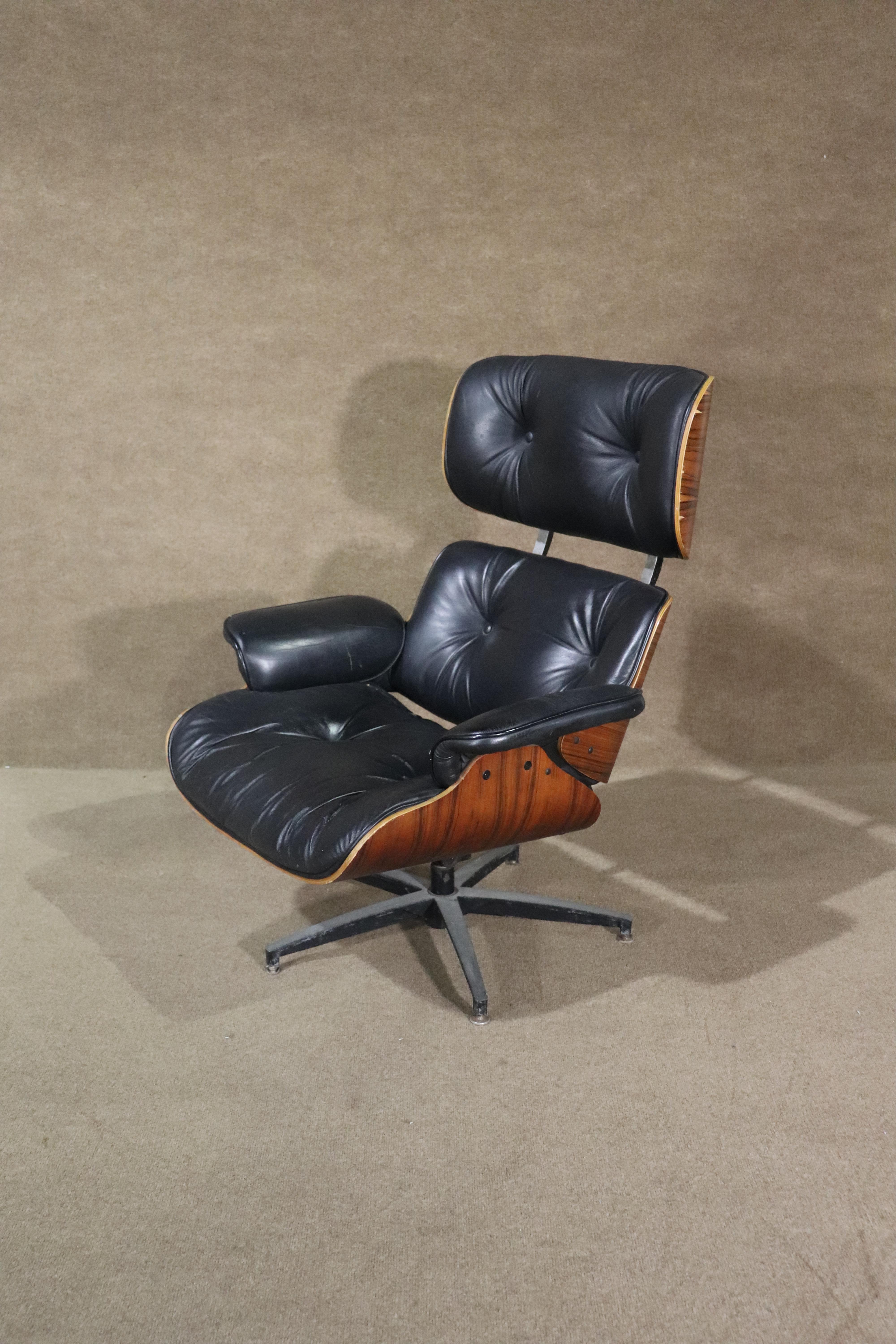 This Eames style lounge chair has all the right lines! Beautiful bent rosewood frame with tufted black leather. Ready for your home or office.
Please confirm location NY or NJ