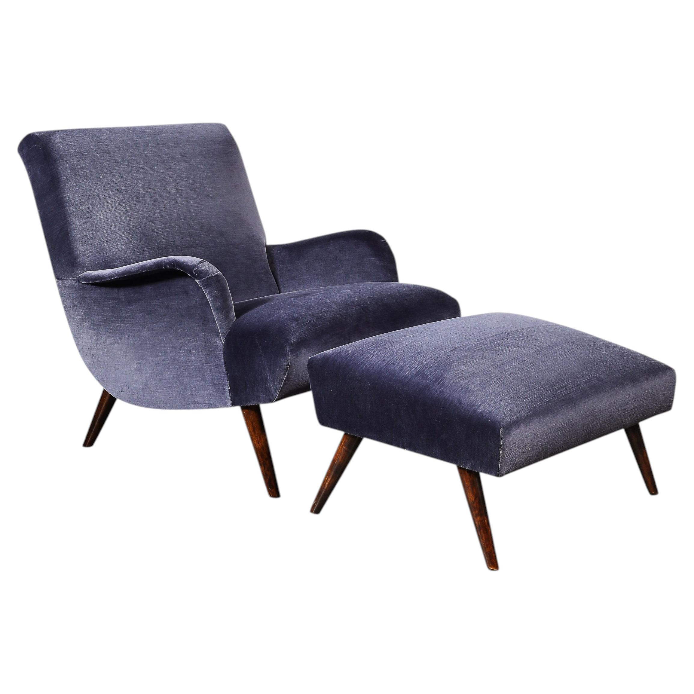 Mid-Century Lounge Chair & Ottoman aus auberginefarbenem Samt und konischen Nussbaumstützen