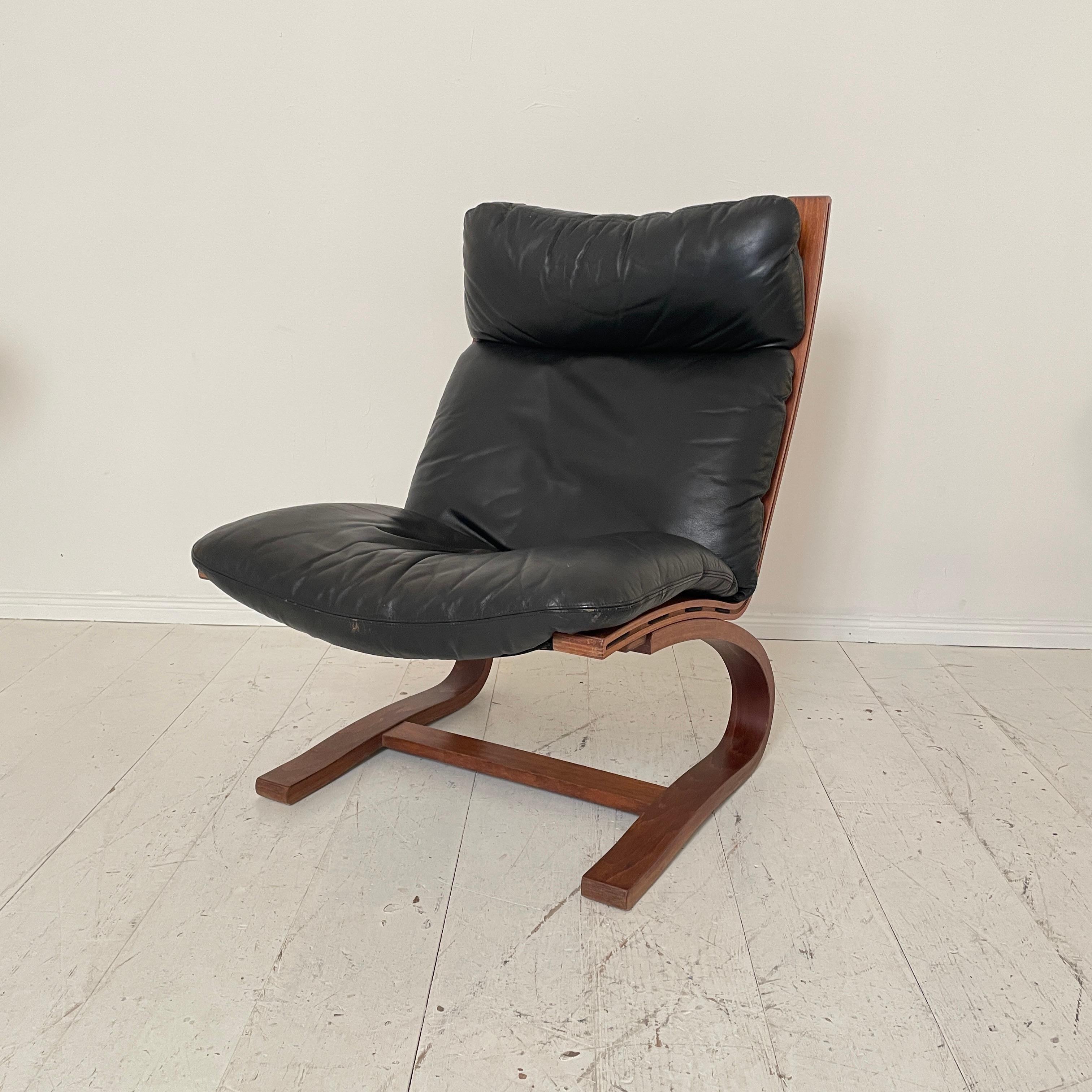 This mid-century lounge chair “Siesta”, was designed by Ingmar Relling for Westnofa Black in the 1970s.
It is made out of beech wood and black leather.
A unique piece which is a great eye-catcher for your antique, modern, space age or mid-century