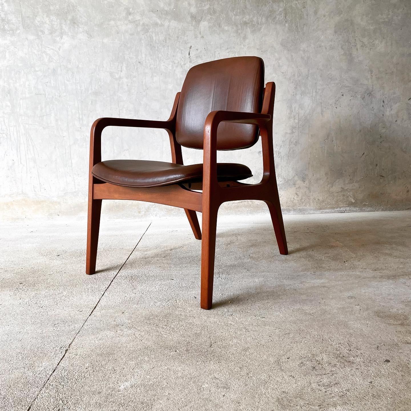 Piece designed by Michel Van Beuren in the early 60s. It is an occasional lounge chair, reupholstered in cowhide (100% original) in burgundy color. With very clean and elegant design lines.