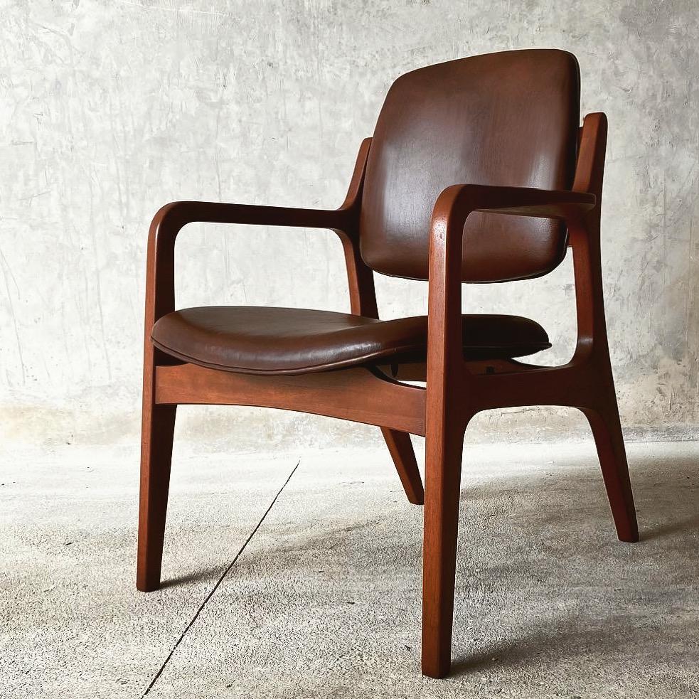 Mid-Century-Loungesessel, Nussbaum, Leder Bordeaux (Moderne der Mitte des Jahrhunderts) im Angebot