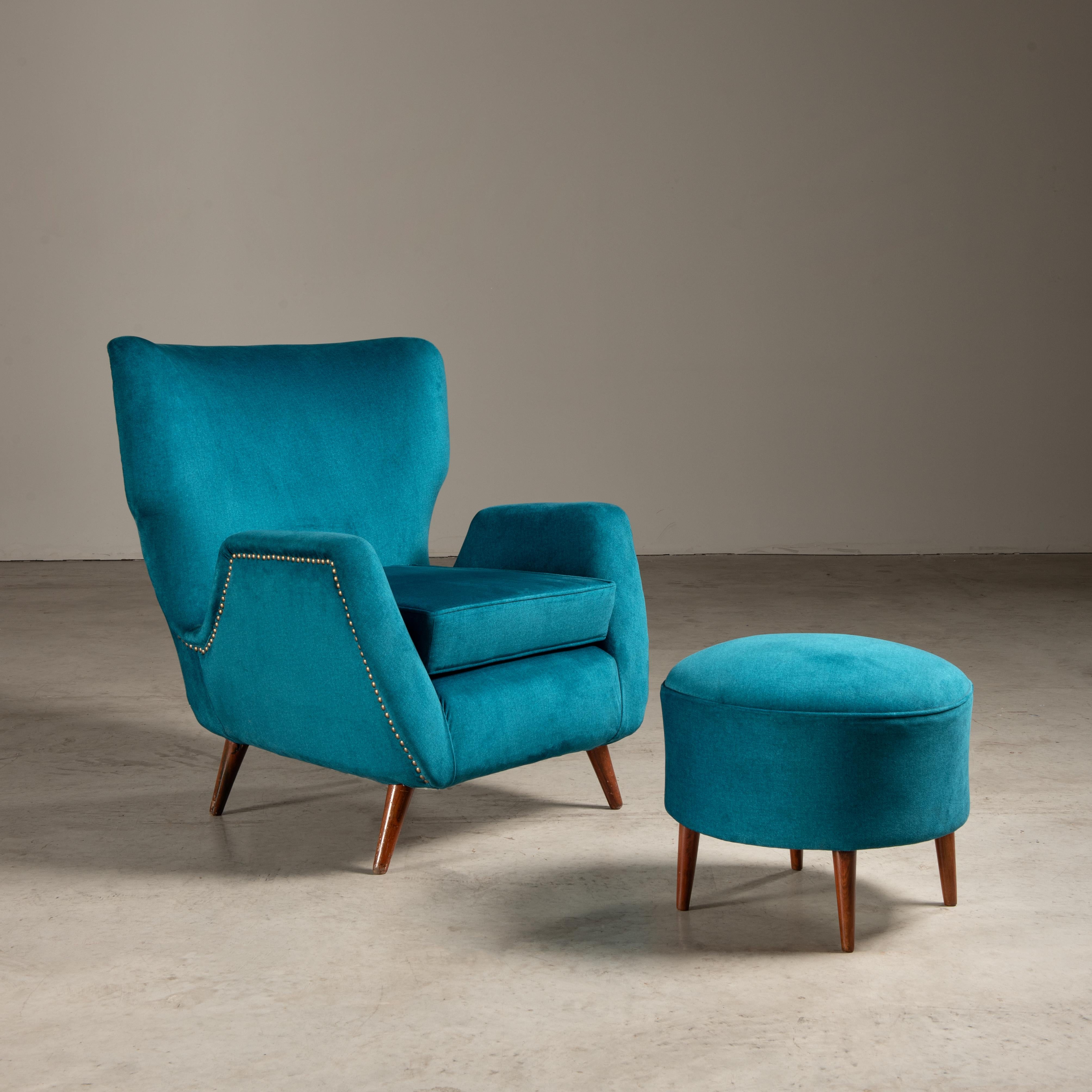 In the landscape of mid-century modern furniture, the collaborative genius of Carlo Hauner and Martin Eisler shines through in the lounge chair and ottoman set that exemplifies the Brazilian interpretation of the style. This particular set, with its