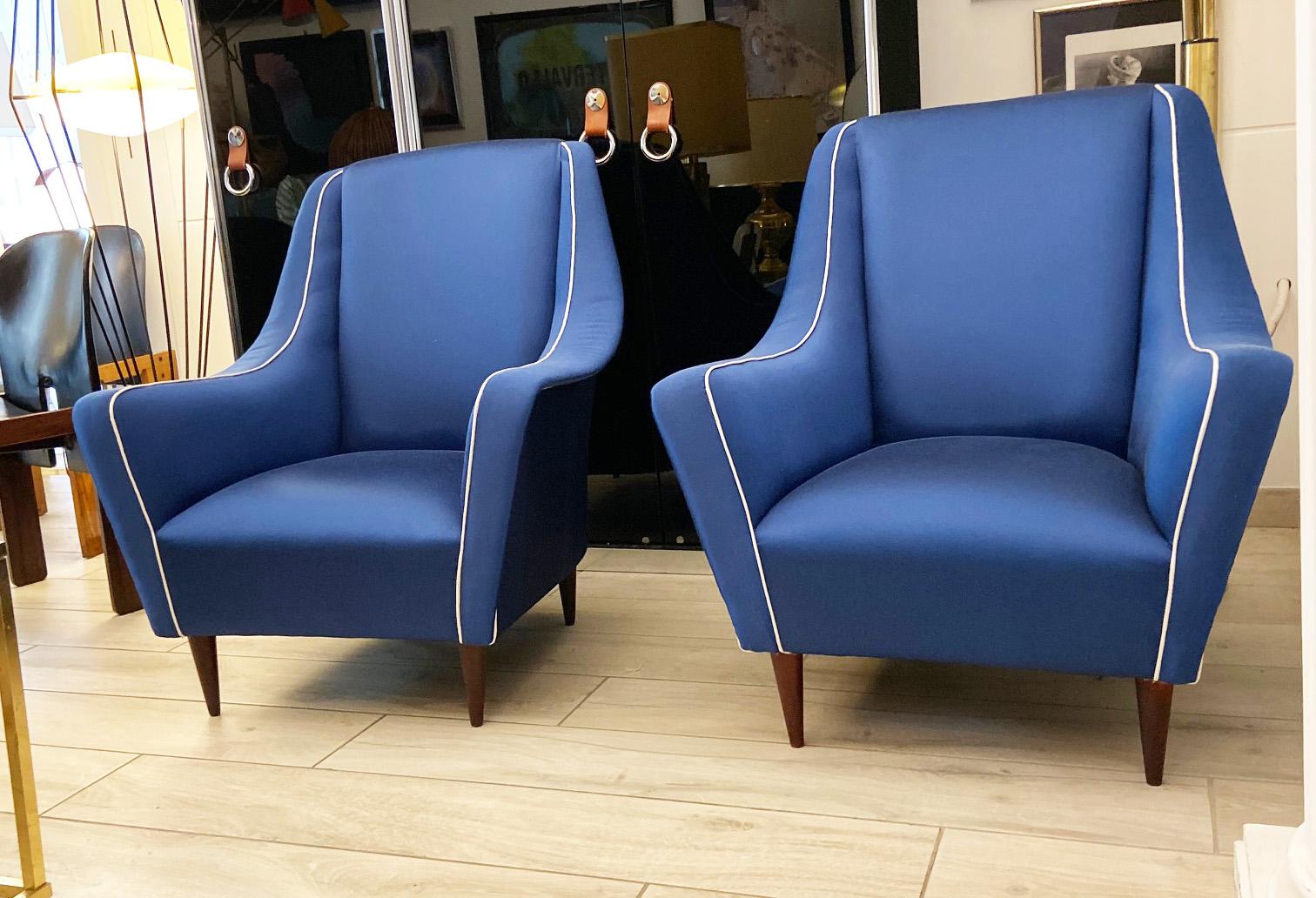 Elegant pair of armchairs in blue fabric with contrasting white edges, wooden feet, design attributed Ico Parisi for Ariberto Colombo, Italy, 1950s.