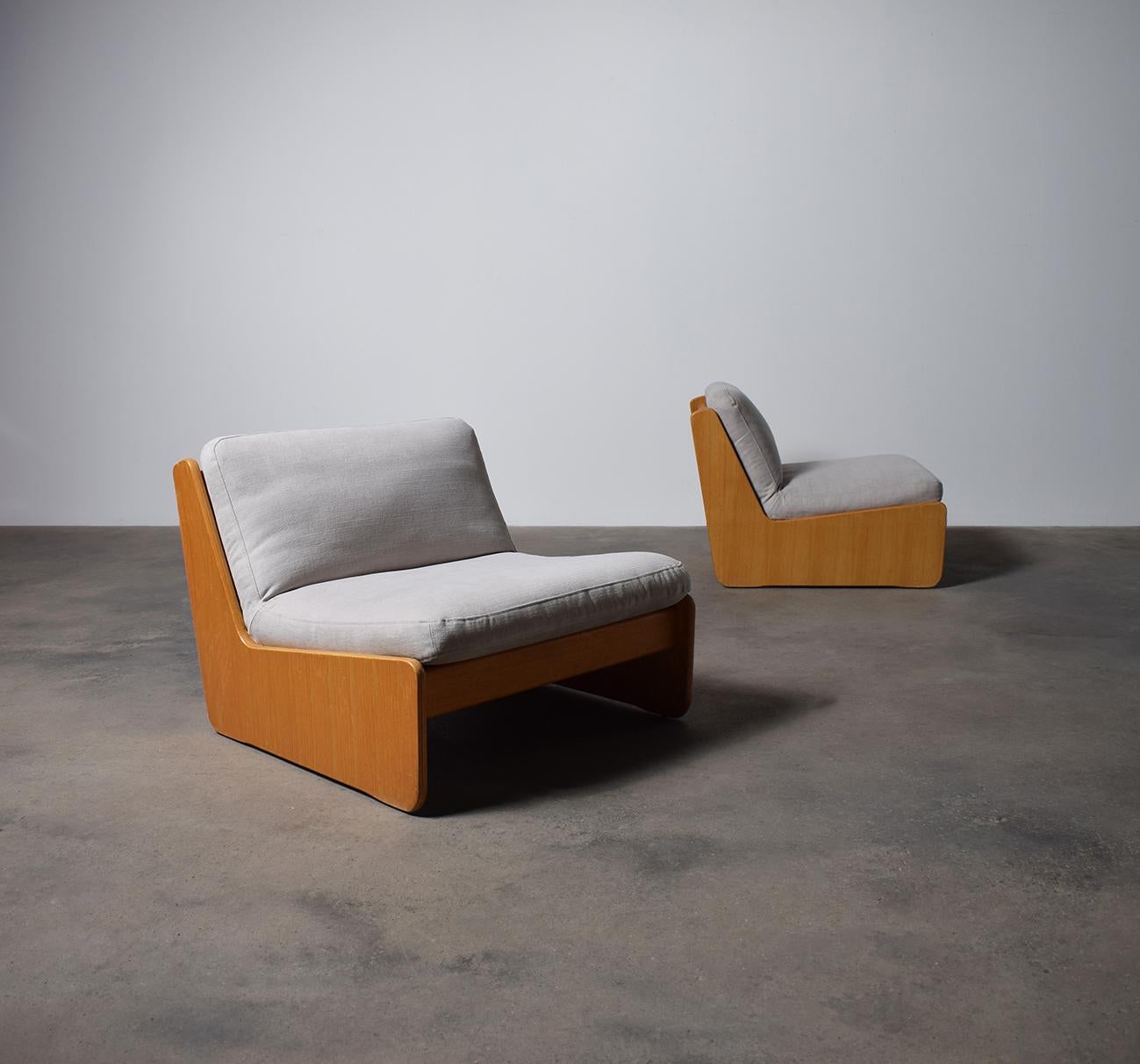 Sillas de salón de mediados de siglo de Carl Straub, años 70, set de 2 
Tapicería nueva en tejido gris suave / topo.