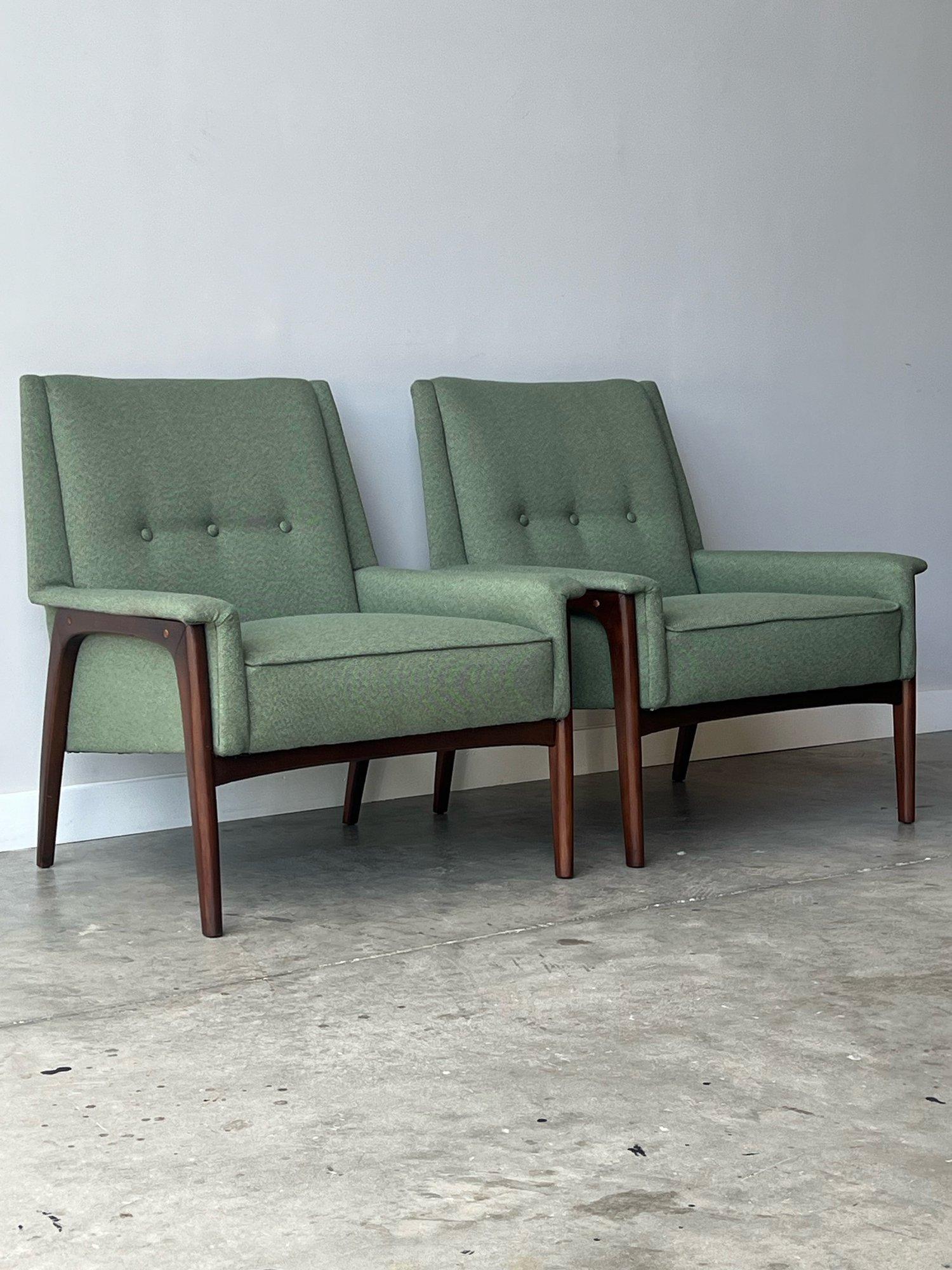 Mid-20th Century Mid-Century Lounge Chairs by Kroehler - a Pair For Sale