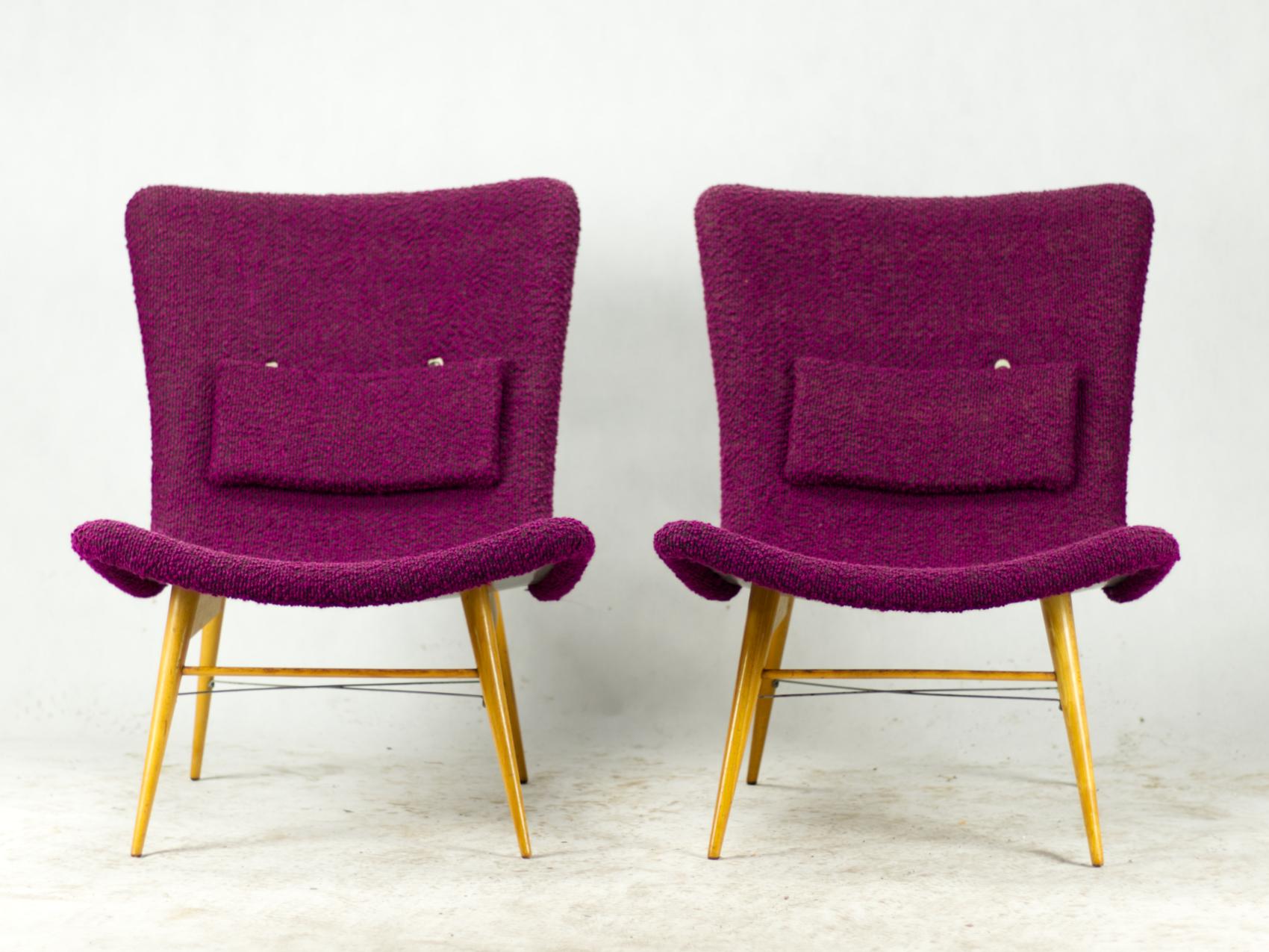 Sedie TV vintage in fibra di vetro progettate dal designer cecoslovacco Miroslav Navrátil negli anni '60. La struttura del guscio è realizzata in fibra di vetro. Il cuscino piccolo è rimovibile e si regge su cinghie di cuoio. Sedie in buone