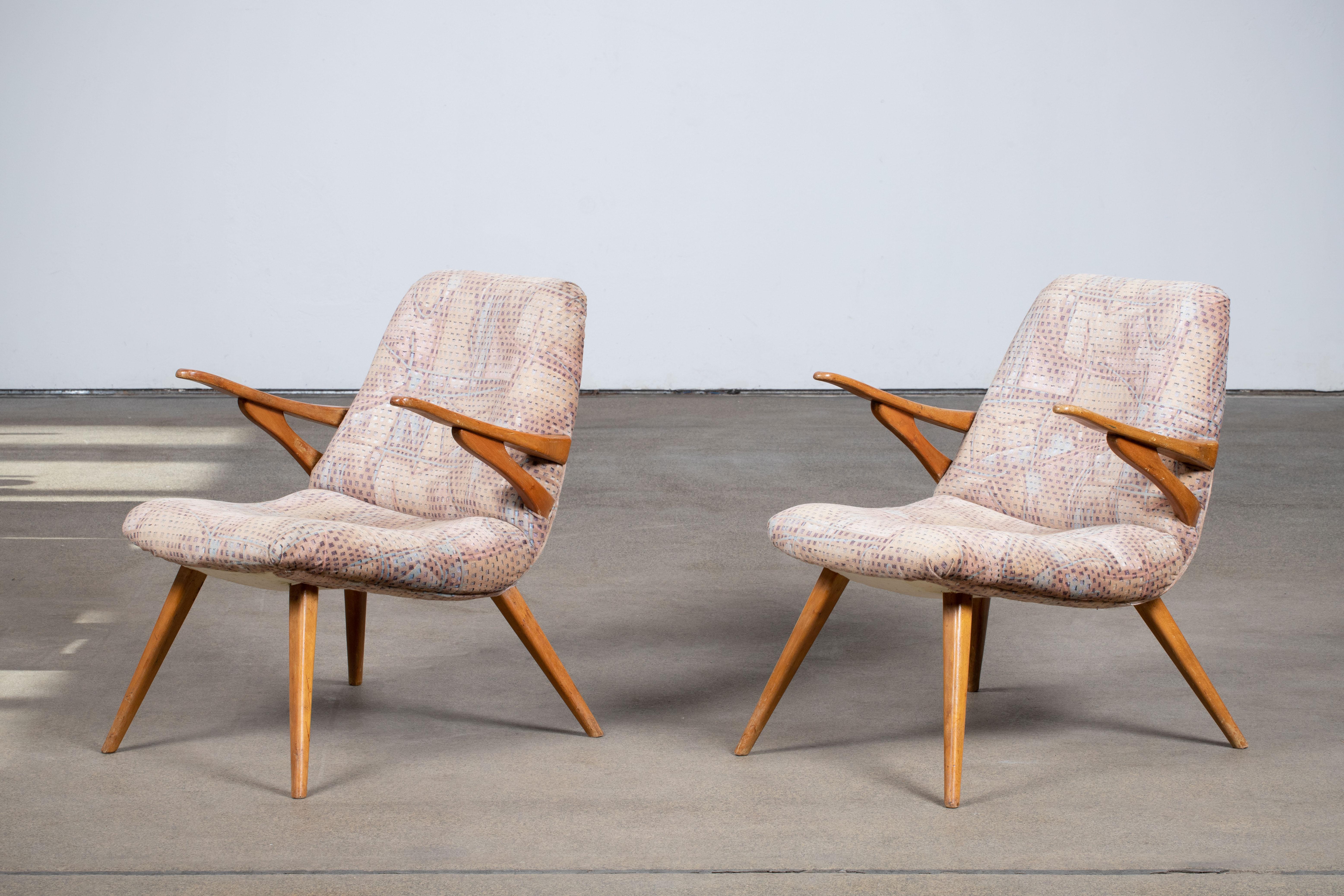Paar Liegestühle, Deutschland, 1960.
Diese visuell einladende und äußerst bequeme Sitzgelegenheit. Die Stühle sind mit einem originalen Vintage-Stoff bezogen und stehen auf konischen Beinen. 
Der Stoff ist in seinem ursprünglichen Zustand mit